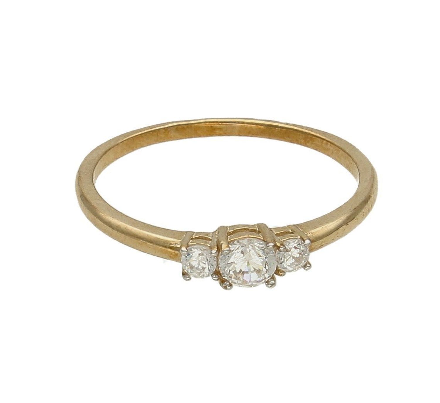 Złoty pierścionek 375 z potrójną cyrkonią zaręczynowy DIA-PRS-7808-375. Pierścionek z trzema pięknie lśniącymi cyrkoniami.  Pierścionek doskonały na co dzień jak i do wieczorowych kreacji. Pierścionek z 9- karatowego złota. W (1).jpg