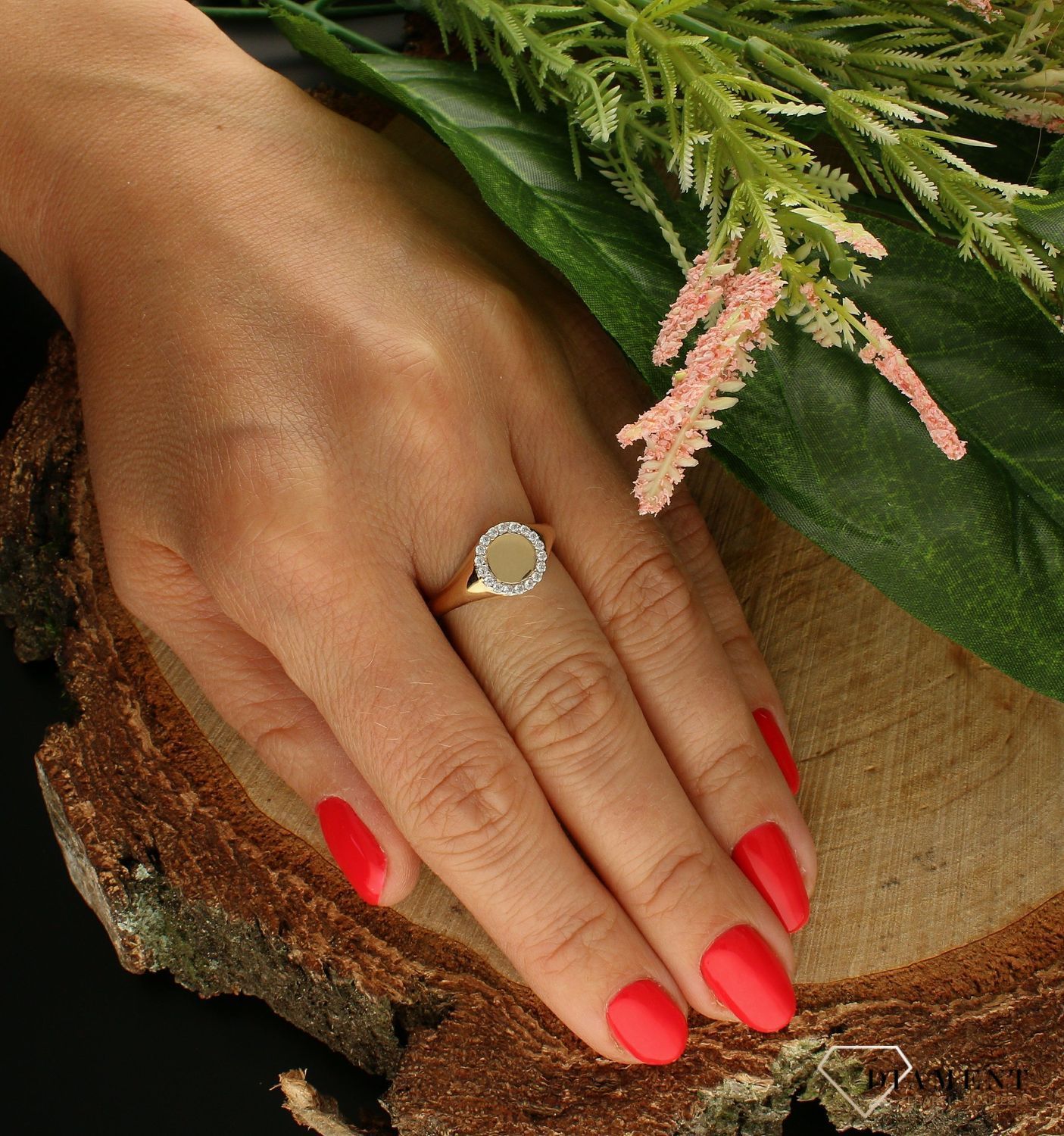 Złoty sygnet 585 okrągły z błyszczącymi cyrkoniami wokół DIA-PRS-7809-585. Pierścionek został wykonany z najwyższej jakości złota próby 585. Waga pierścionka wynosi około 3,44 gram. Ten piękny, elegancki pierścionek wykonano.jpg