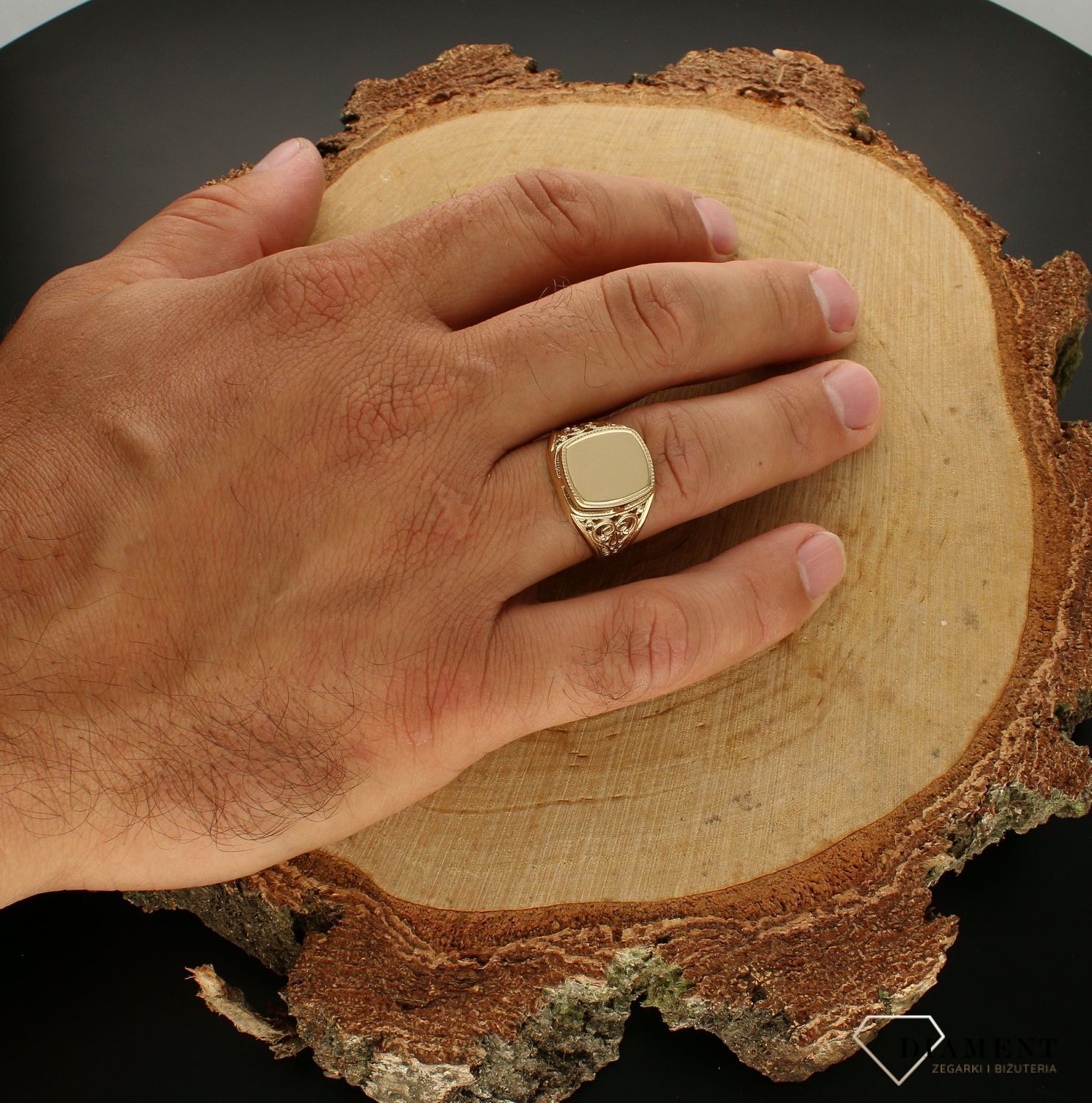 Złoty sygnet 585 męski z ażurowym wzorem DIA-PRS-7810-585. Złota biżuteria wykonana z próby 375 o ciekawej, niepowtarzalnej formie, która zachwyci każdego mężczyznę. Sygnet ten dzięki ciekawym  wykończeniom będzie idealnym d.jpg