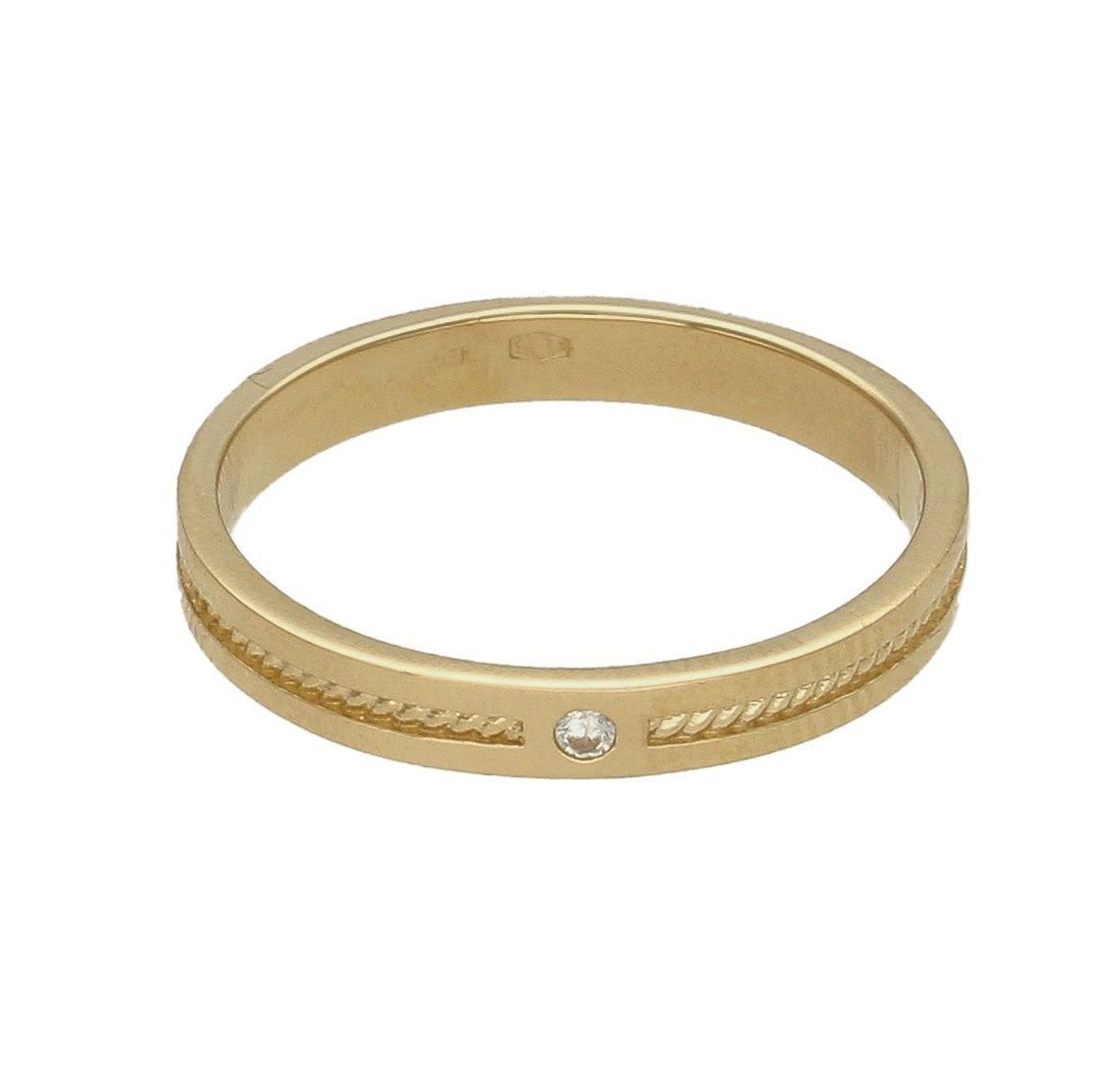 Złoty pierścionek 375 z grawerowaniem i małą cyrkonią DIA-PRS-7811-585. Pierścionek obrączka z delikatnym zdobieniem.  Pierścionek doskonały na co dzień jak i do wieczorowych kreacji. Pierścionek z 9- karatowego złota. Waga .jpg
