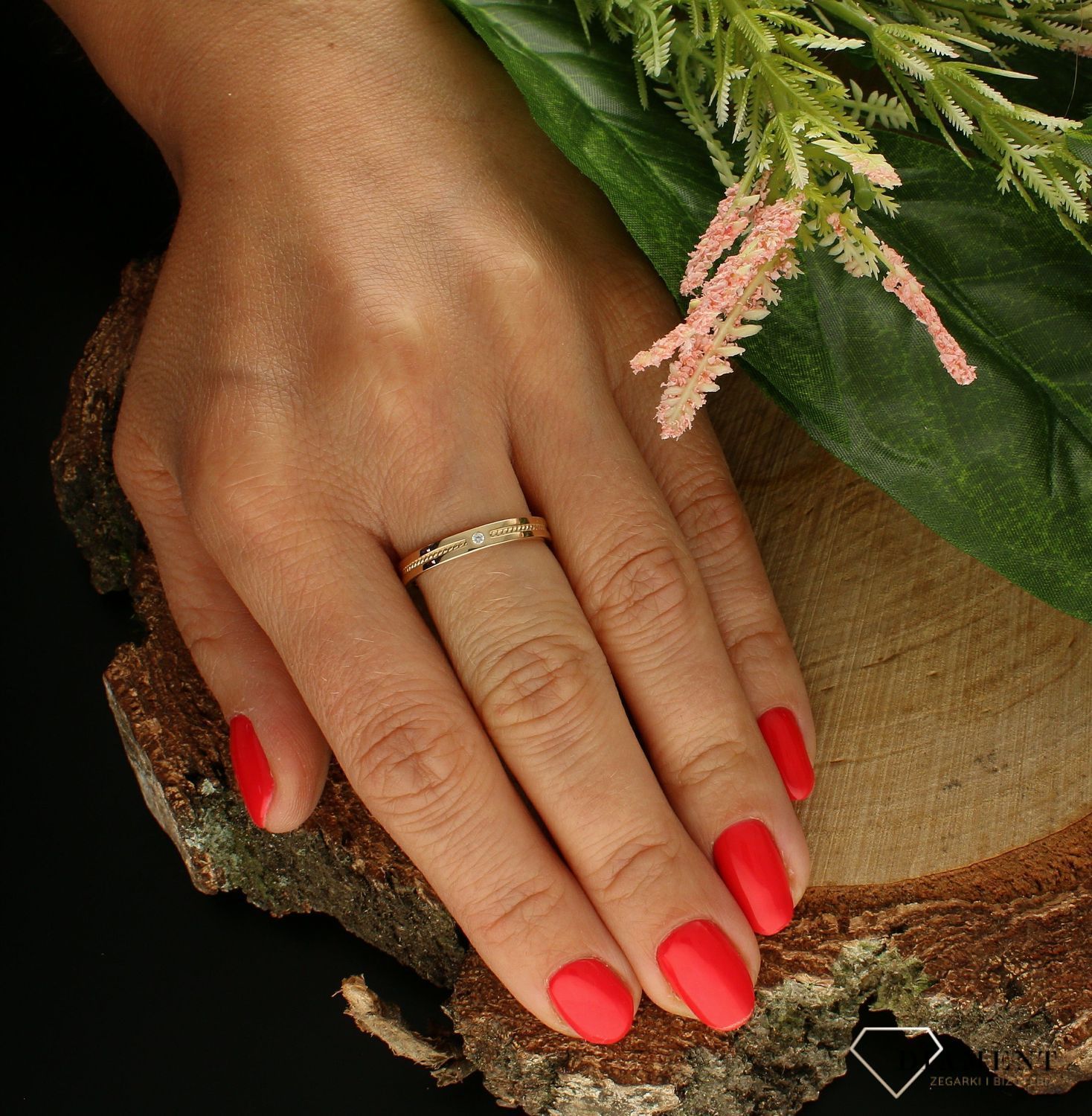 Złoty pierścionek 375 z grawerowaniem i małą cyrkonią DIA-PRS-7811-585. Pierścionek obrączka z delikatnym zdobieniem.  Pierścionek doskonały na co dzień jak i do wieczorowych kreacji. Pierścionek z 9- karatowego złota. Waga .jpg