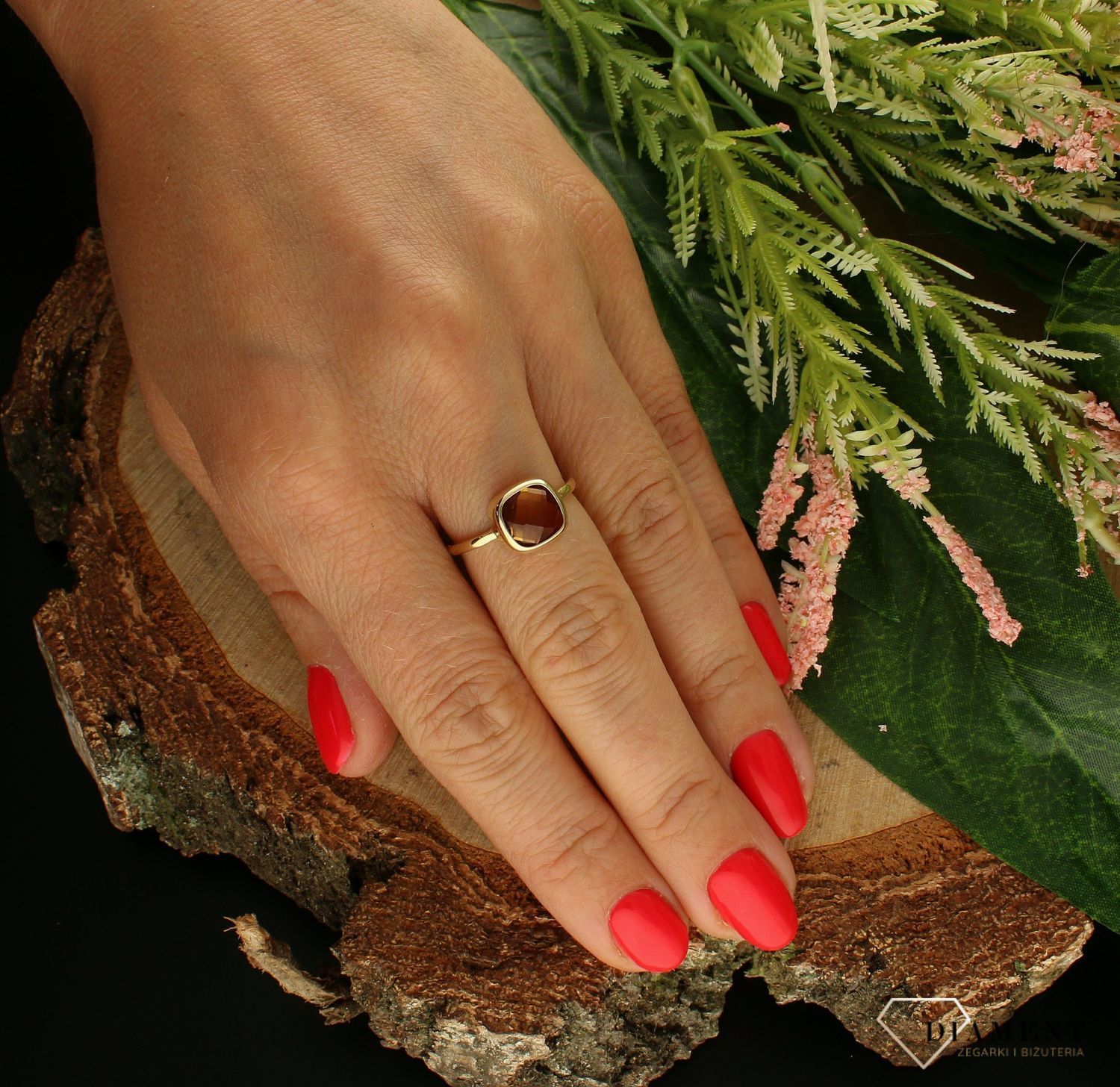 Złoty pierścionek 585 kwadratowy z zultanitem DIA-PRS-7826-585. Pierścionek został wykonany z najwyższej jakości złota próby 585. Waga pierścionka wynosi około 2,14 gram. Pierścionek został ozdobiony kamieniami naturalnymi o.jpg