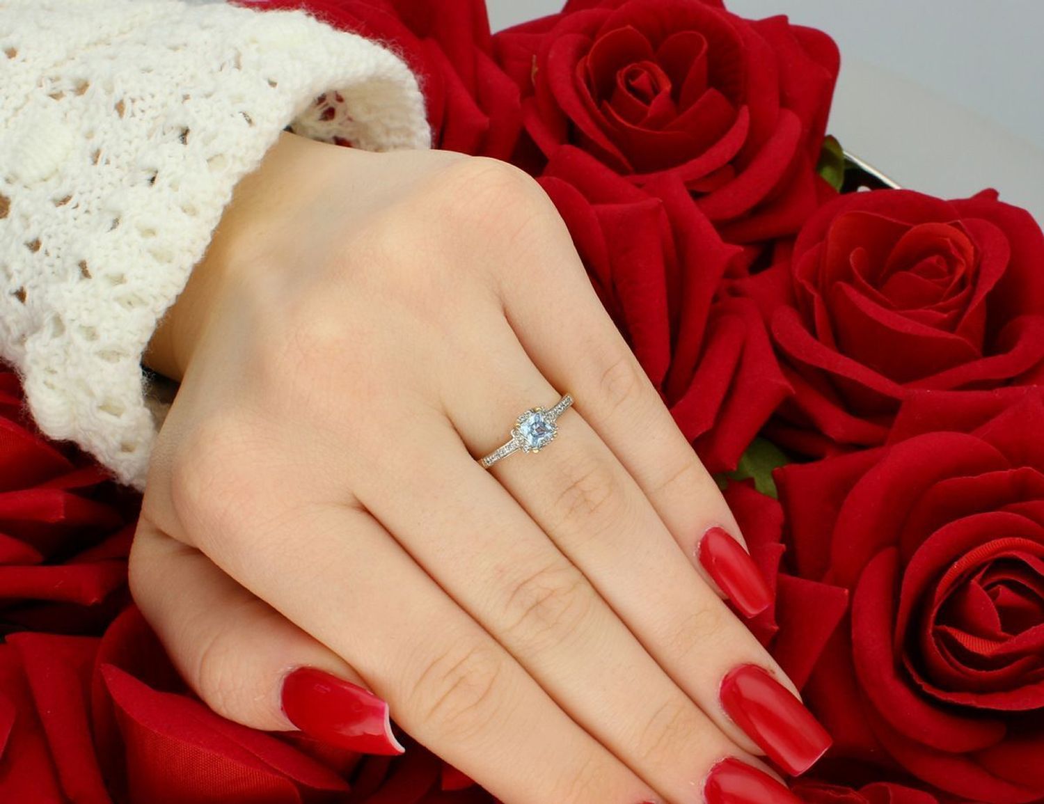 Złoty pierścionek damski 585 z dużą niebieską cyrkonią i białymi kamieniami. Rozmiar 13, waga 1,90 g. Elegancki, kobiecy, idealny na prezent lub zaręczyny.1.jpg