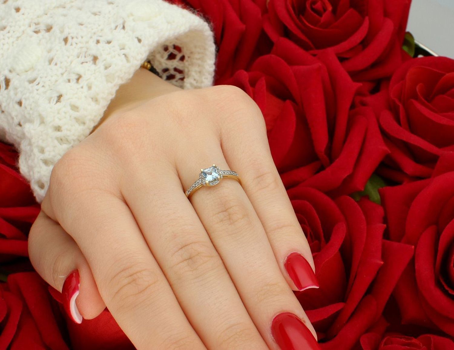 Złoty pierścionek damski 585 z dużą niebieską cyrkonią i białymi kamieniami. Rozmiar 13, waga 1,90 g. Elegancki, kobiecy, idealny na prezent lub zaręczyny.1.jpg