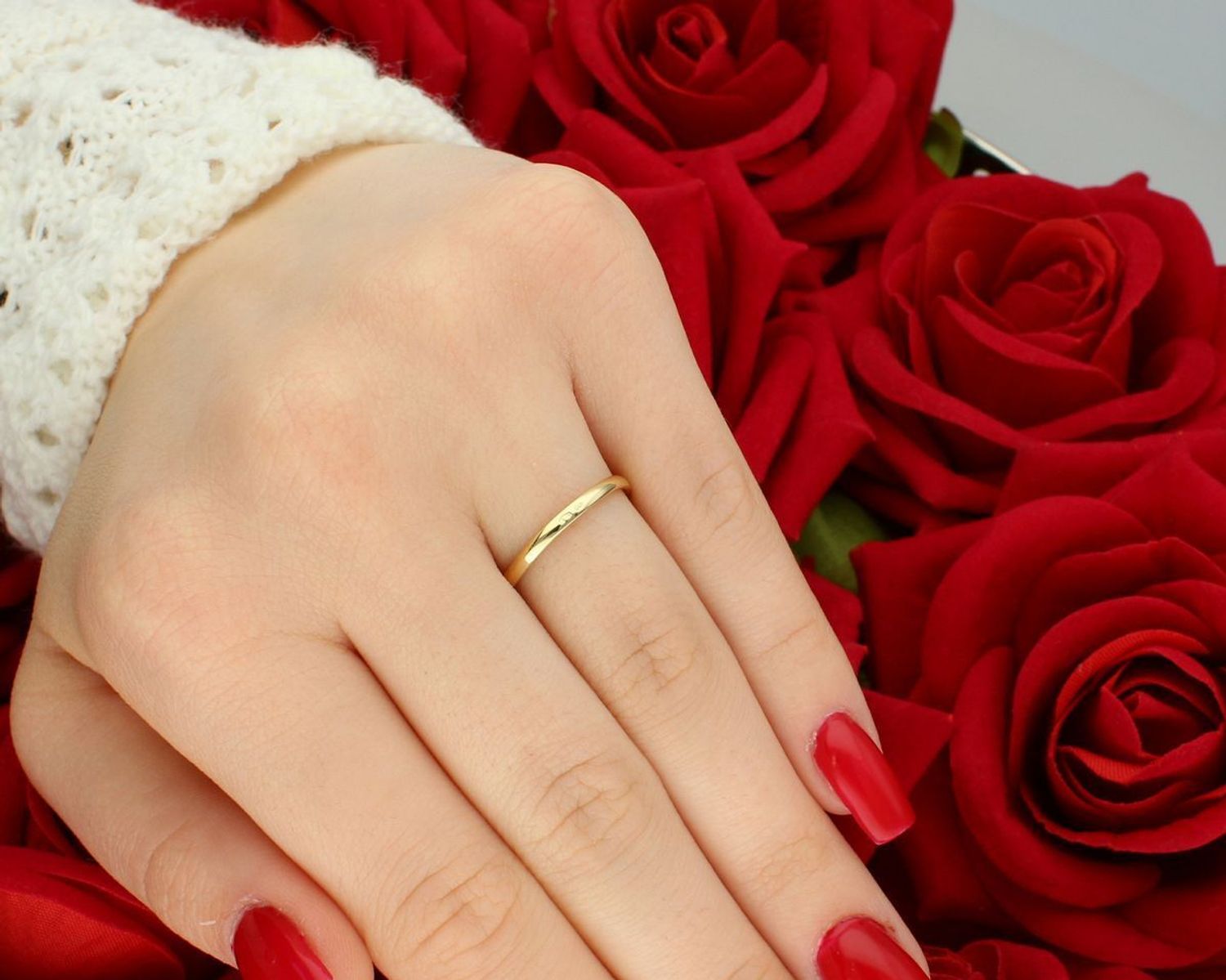 Złoty pierścionek damski 585 z dużą niebieską cyrkonią i białymi kamieniami. Rozmiar 13, waga 1,90 g. Elegancki, kobiecy, idealny na prezent lub zaręczyny.1.jpg