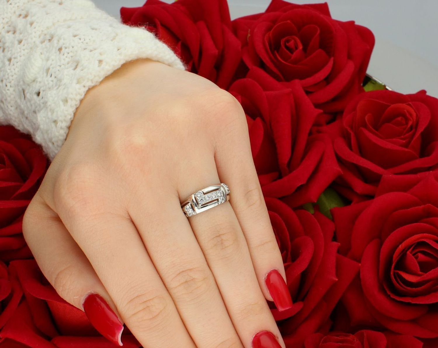 Pierścionek damski z białego złota 585 zdobiony cyrkoniami. Model DIA-PRS-7864-585, waga 2,60 g, szerokość górna 7 mm. Klasa, styl i precyzja wykonania.1.jpg