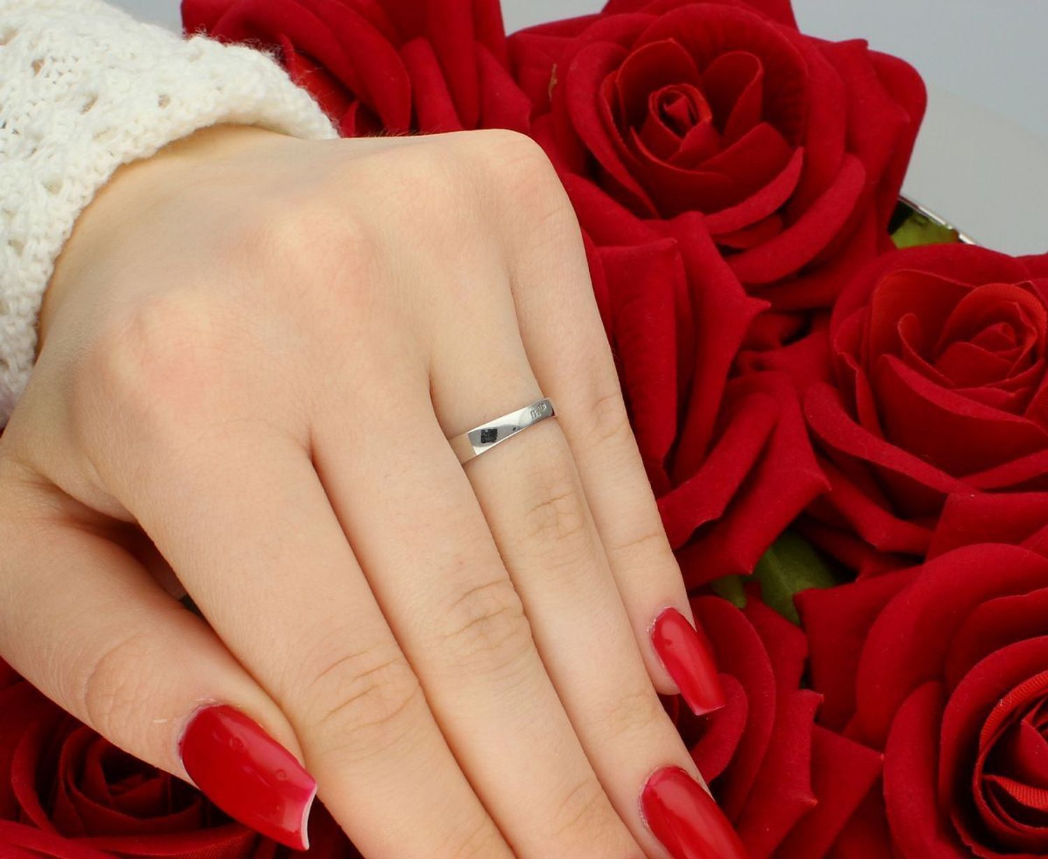 Pierścionek damski z białego złota 585 zdobiony cyrkoniami. Model DIA-PRS-7864-585, waga 2,60 g, szerokość górna 7 mm. Klasa, styl i precyzja wykonania.1.jpg