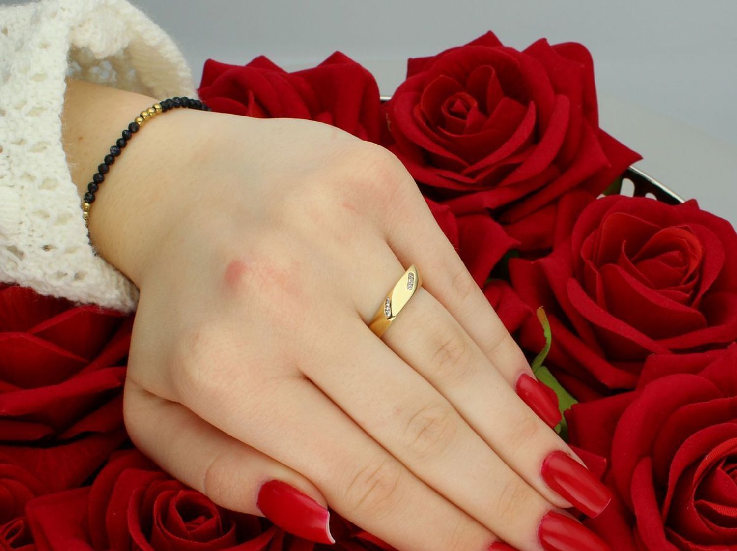 Złoty pierścionek damski w formie sygnetu próby 585, zdobiony cyrkonią. Waga 2,61 g, rozmiar 13, wymiary góry 4 mm x 1,5 cm. Oryginalna, nowoczesna biżuteria z klasą. Kup online!1.jpg