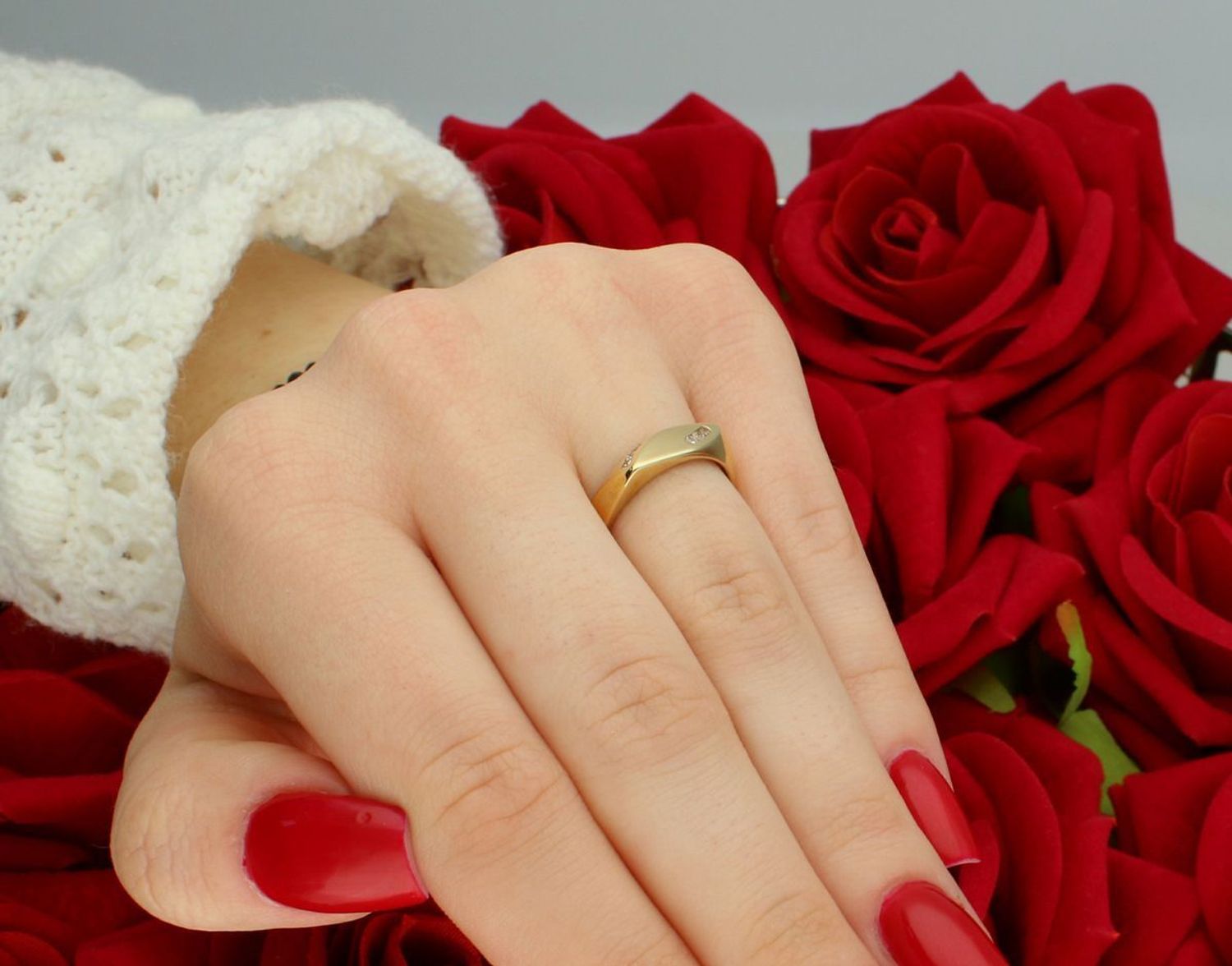 Złoty pierścionek damski w formie sygnetu próby 585, zdobiony cyrkonią. Waga 2,61 g, rozmiar 13, wymiary góry 4 mm x 1,5 cm. Oryginalna, nowoczesna biżuteria z klasą. Kup online!1.jpg