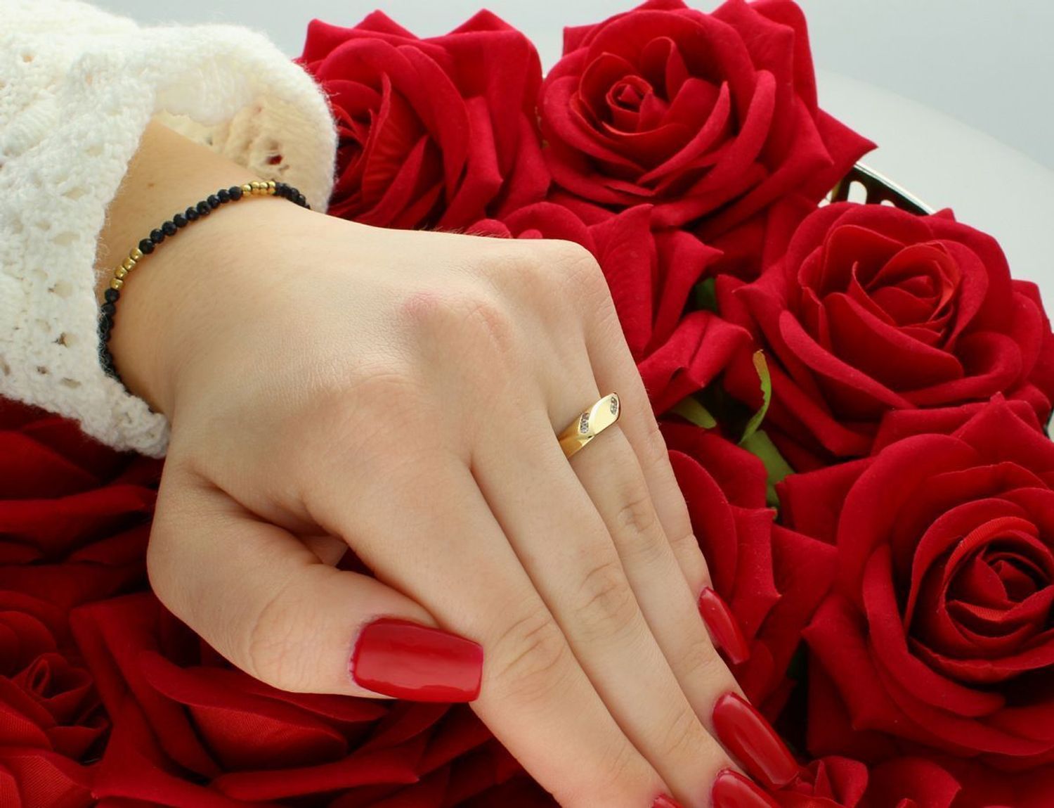 Złoty pierścionek damski w formie sygnetu próby 585, zdobiony cyrkonią. Waga 2,61 g, rozmiar 13, wymiary góry 4 mm x 1,5 cm. Oryginalna, nowoczesna biżuteria z klasą. Kup online!1.jpg