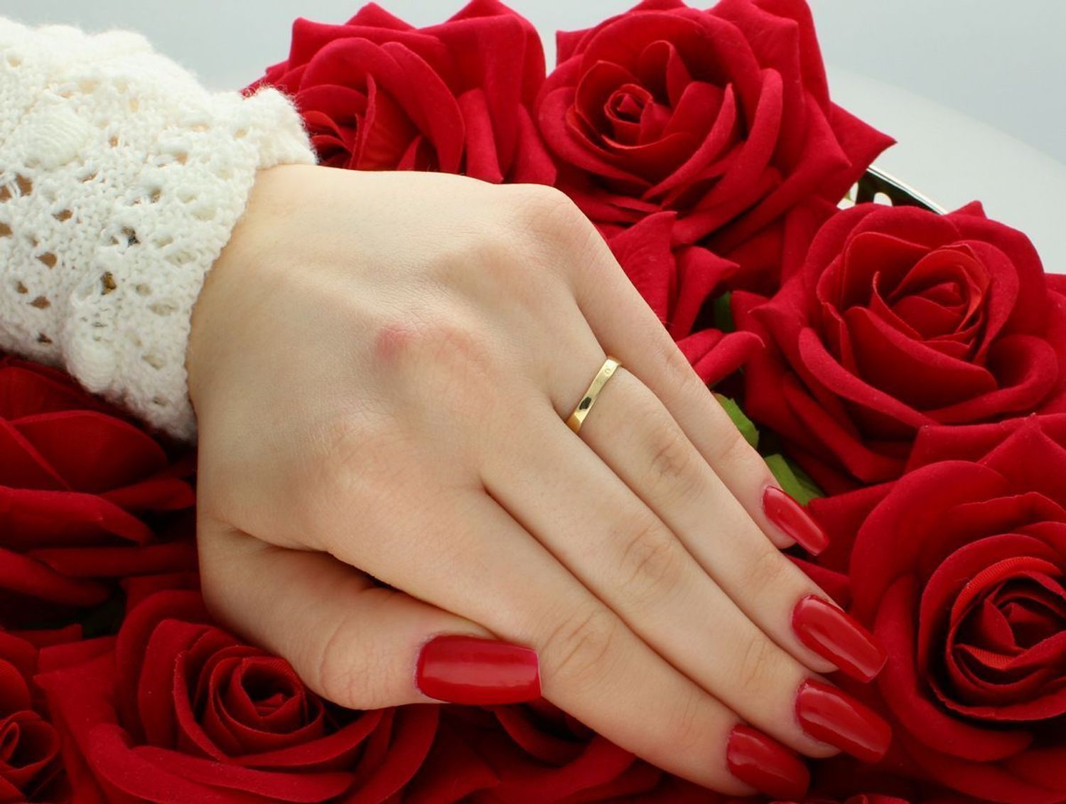 Złoty pierścionek damski w formie sygnetu próby 585, zdobiony cyrkonią. Waga 2,61 g, rozmiar 13, wymiary góry 4 mm x 1,5 cm. Oryginalna, nowoczesna biżuteria z klasą. Kup online!1.jpg