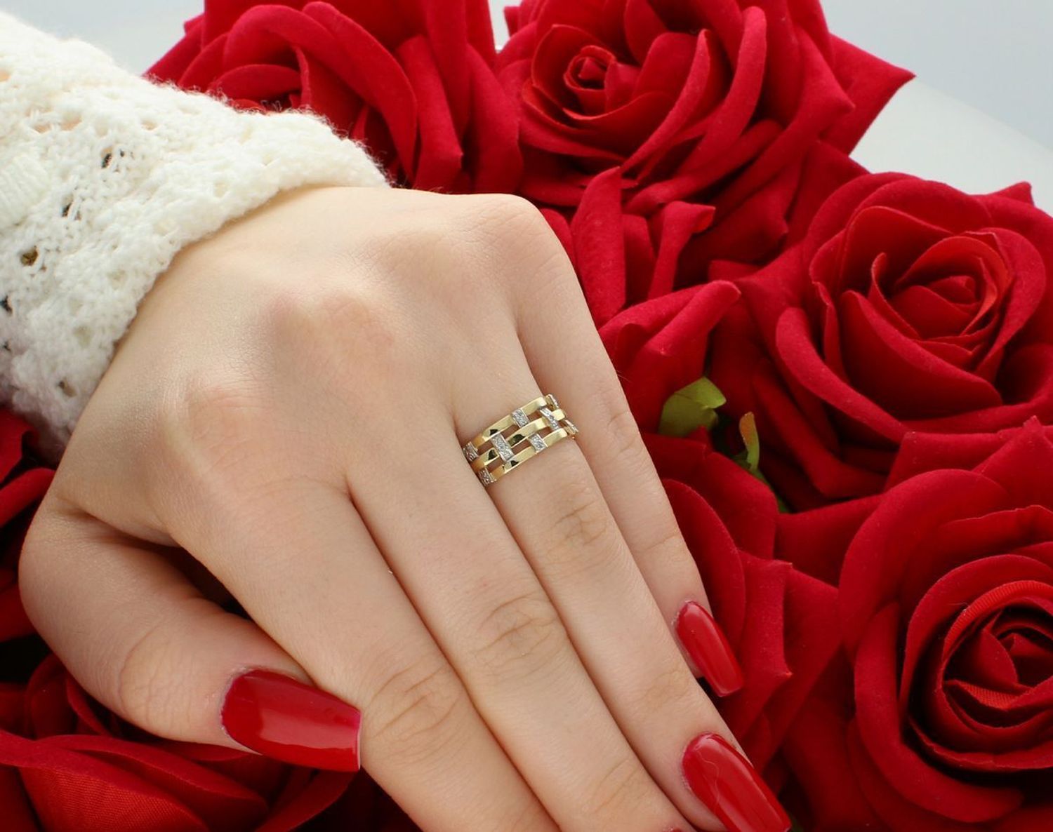 Złoty pierścionek damski próby 585 zdobiony cyrkoniami. Waga 2,68 g, rozmiar 13, szerokość elementu górnego 7 mm, szerokość szyny 6 mm. Elegancka biżuteria na każdą okazję.1.jpg