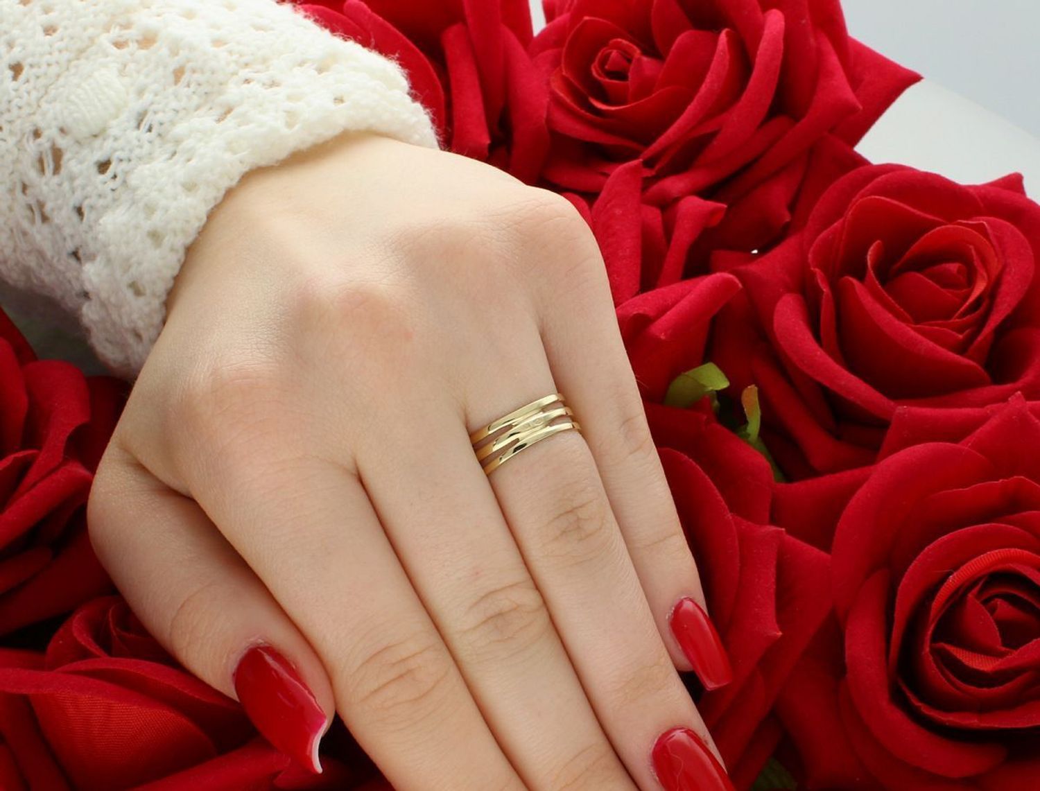 Złoty pierścionek damski próby 585 zdobiony cyrkoniami. Waga 2,68 g, rozmiar 13, szerokość elementu górnego 7 mm, szerokość szyny 6 mm. Elegancka biżuteria na każdą okazję.1.jpg