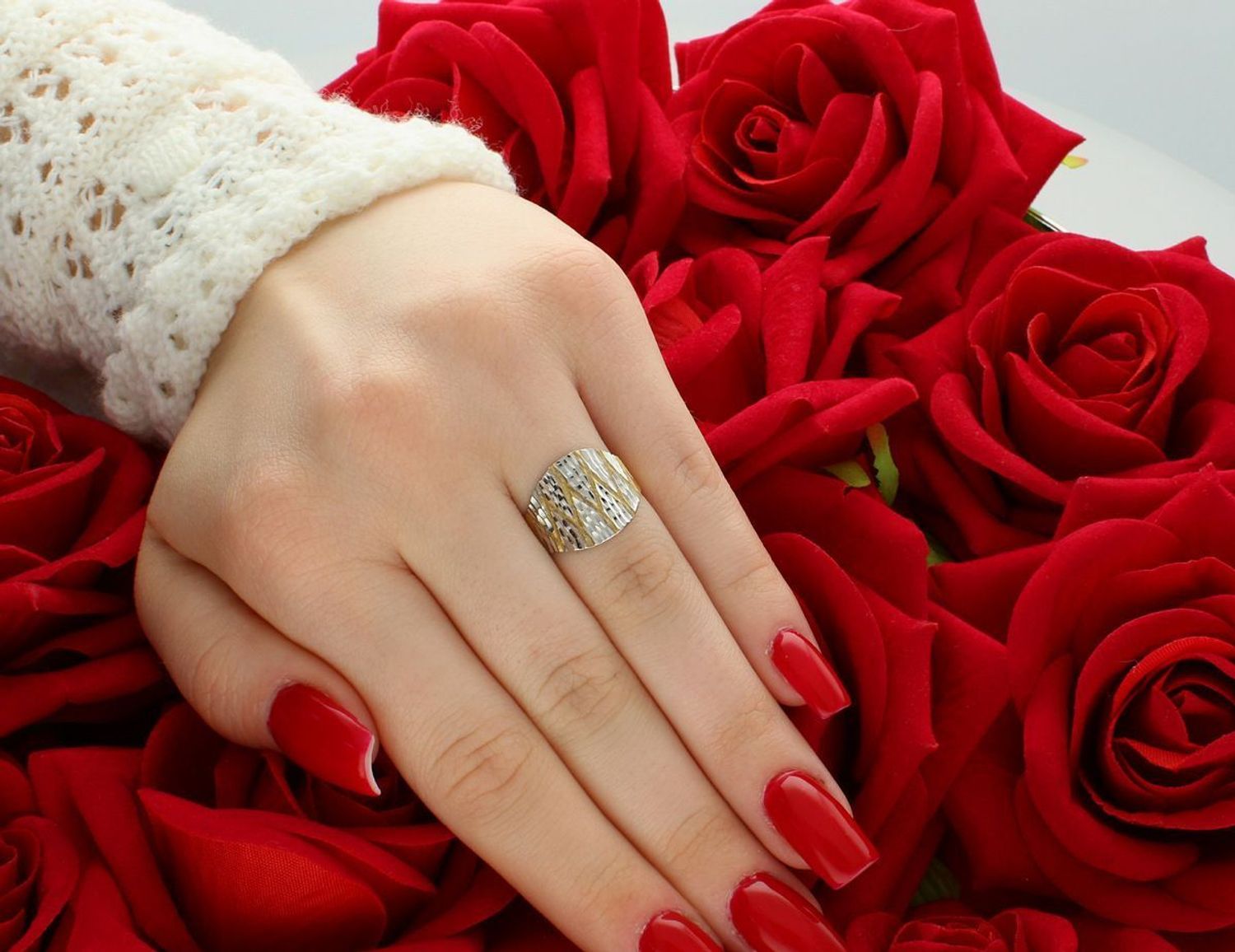 Złoty pierścionek damski próby 585 zdobiony detalem z białego złota – subtelny kontrast i ponadczasowy styl. Rozmiar 13. Idealny na prezent!1.jpg