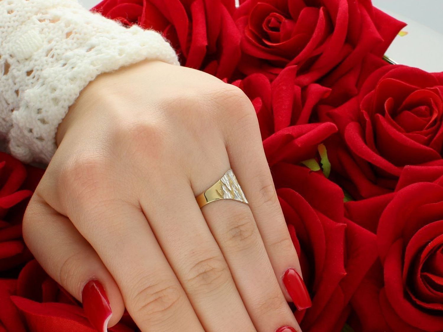 Złoty pierścionek damski próby 585 zdobiony detalem z białego złota – subtelny kontrast i ponadczasowy styl. Rozmiar 13. Idealny na prezent!1.jpg