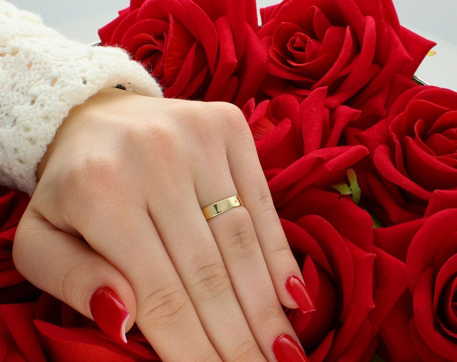 Złoty pierścionek damski próby 585 zdobiony detalem z białego złota – subtelny kontrast i ponadczasowy styl. Rozmiar 13. Idealny na prezent!1.jpg