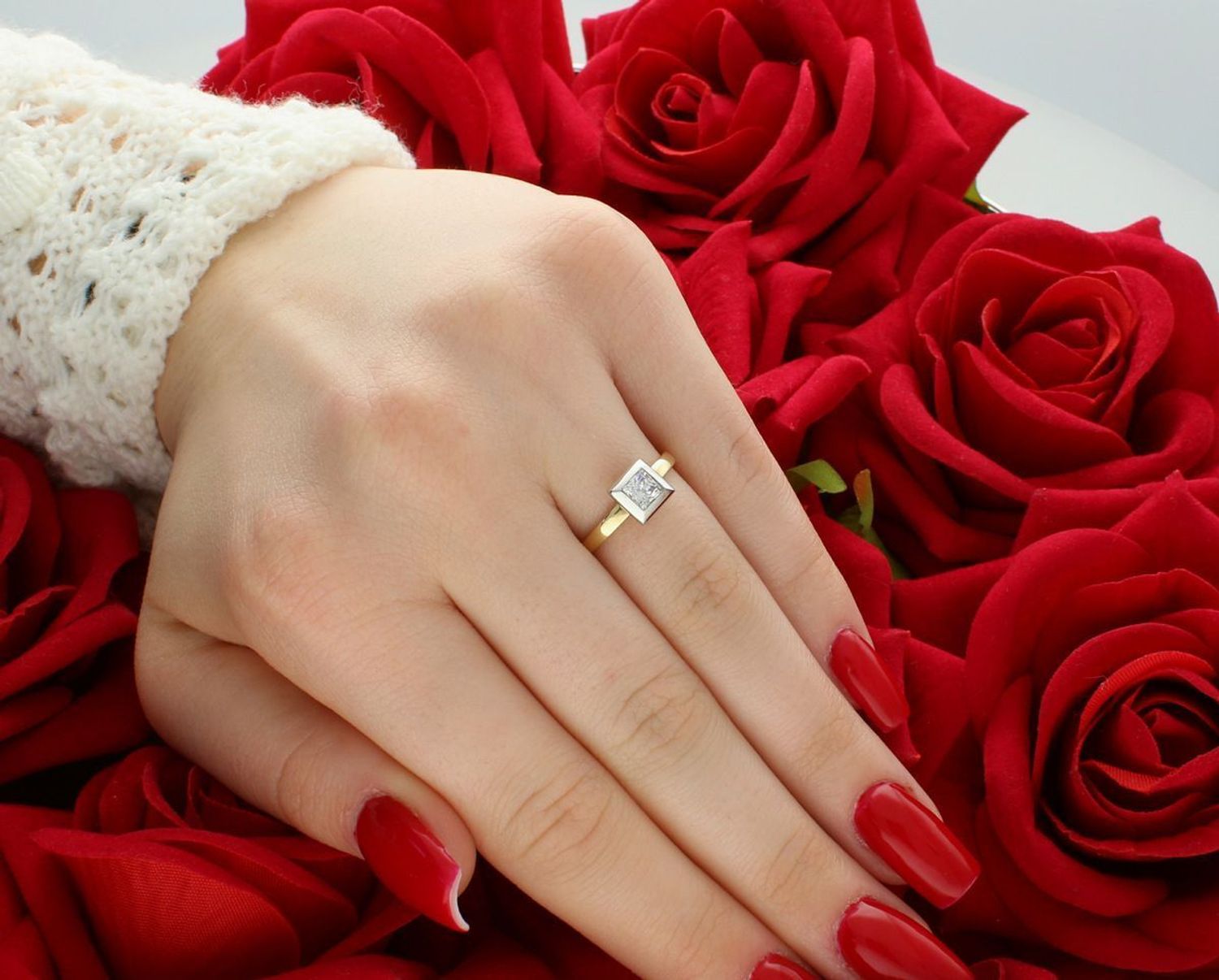 Elegancki pierścionek damski ze złota próby 585, zdobiony kwadratowym elementem z białego złota i cyrkoniami. Rozmiar 13, szerokość szyny 2 mm – ponadczasowy styl.1.jpg