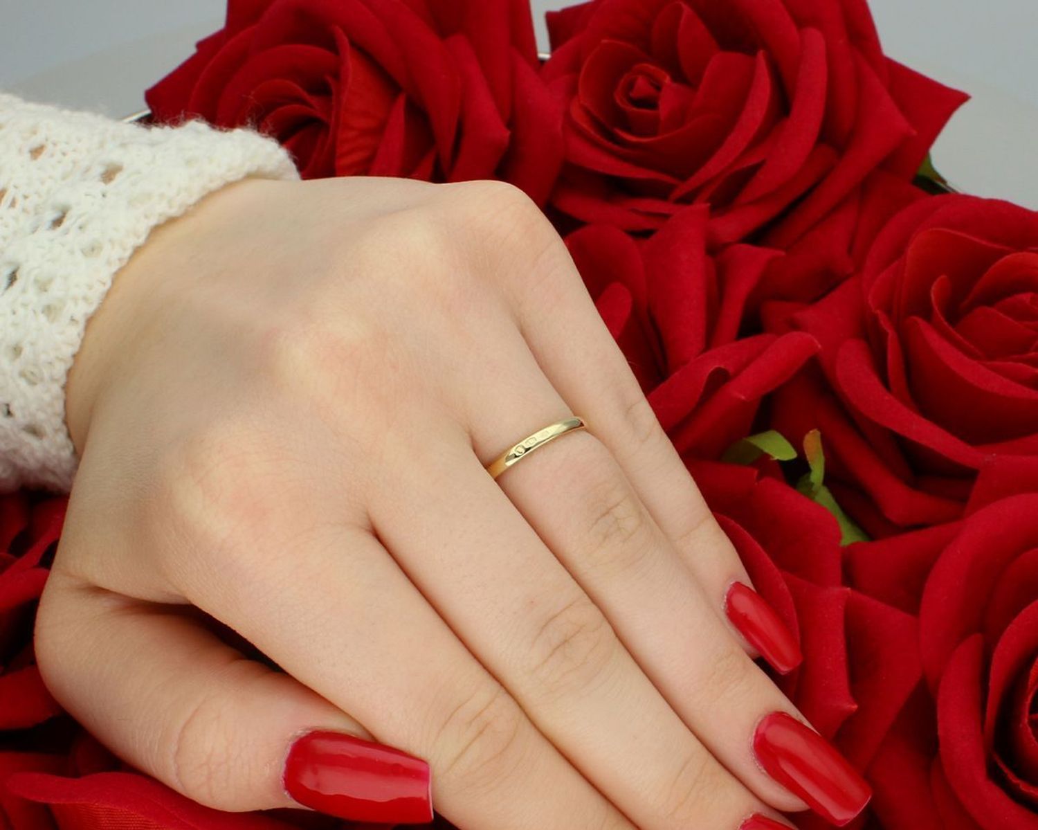 Elegancki pierścionek damski ze złota próby 585, zdobiony kwadratowym elementem z białego złota i cyrkoniami. Rozmiar 13, szerokość szyny 2 mm – ponadczasowy styl.1.jpg