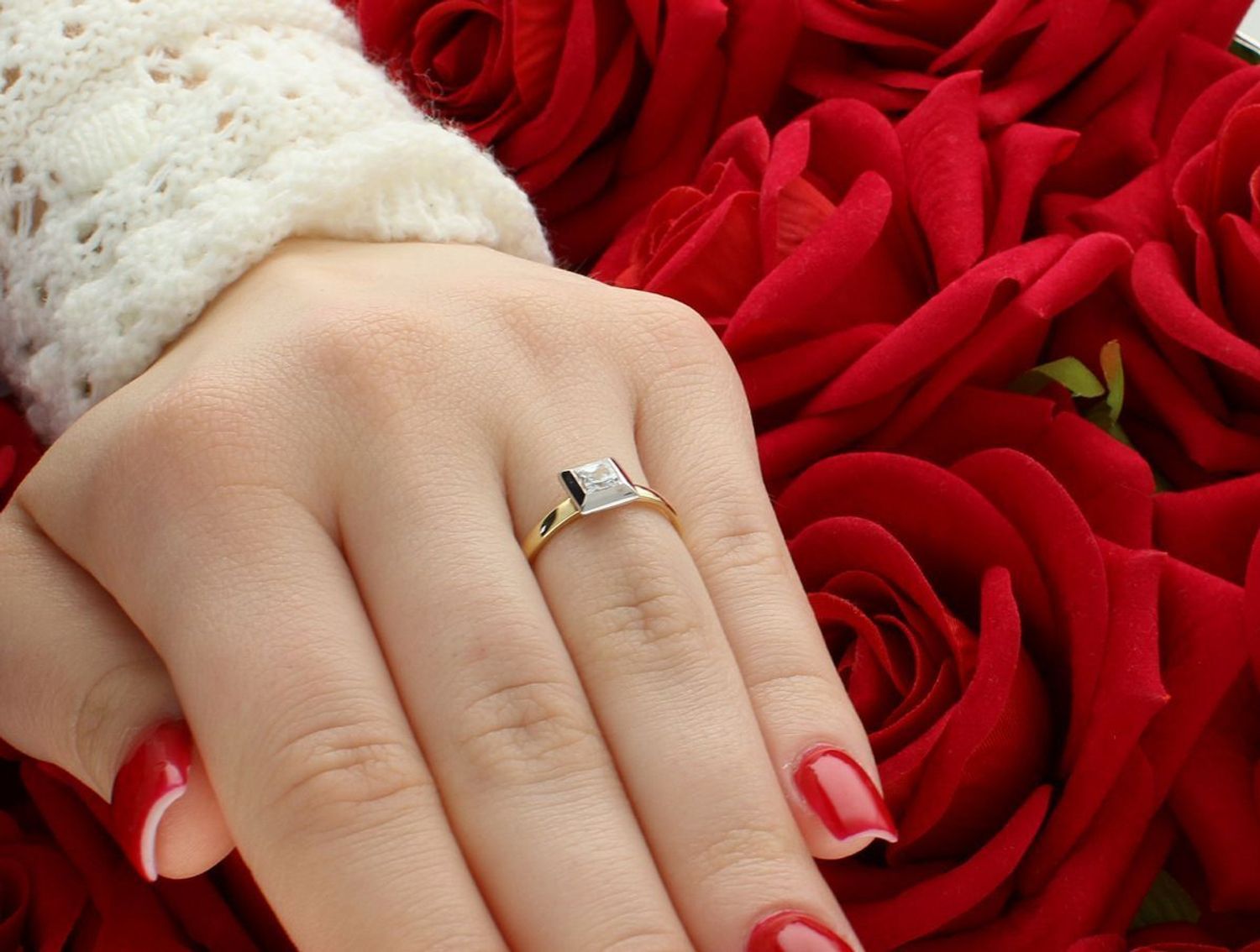 Elegancki pierścionek damski ze złota próby 585, zdobiony kwadratowym elementem z białego złota i cyrkoniami. Rozmiar 13, szerokość szyny 2 mm – ponadczasowy styl.1.jpg