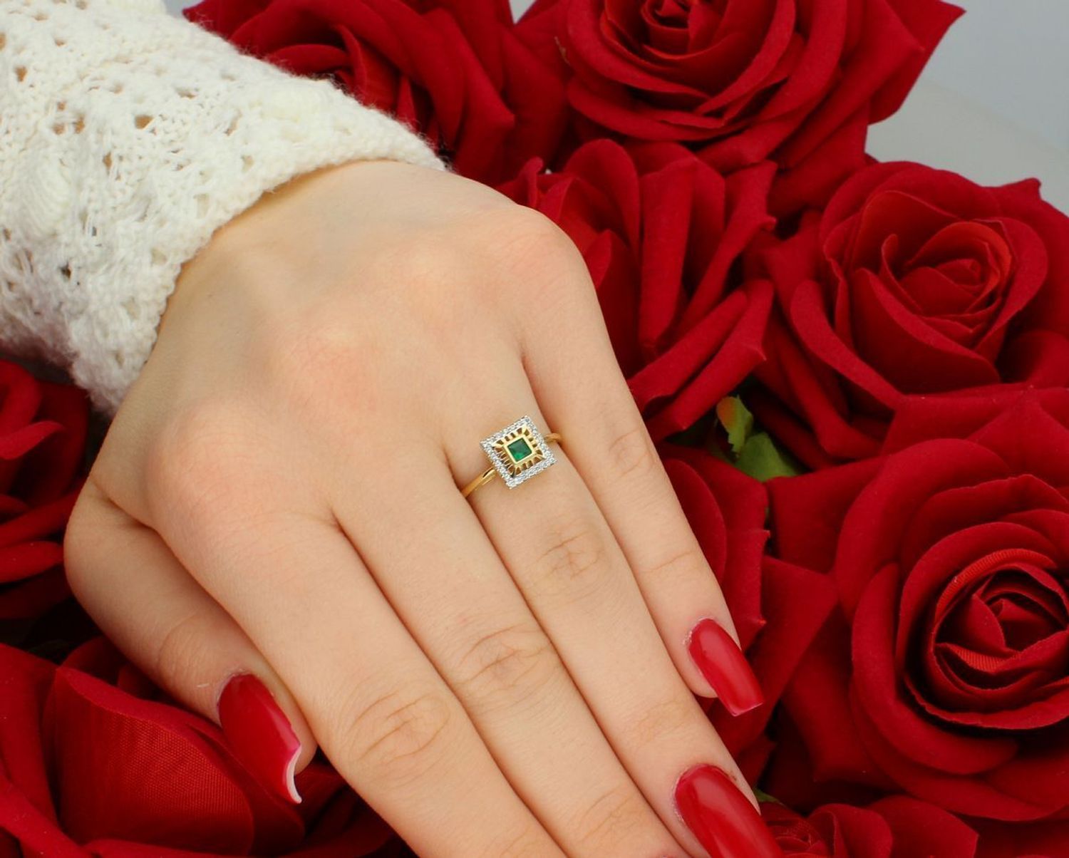 Złoty pierścionek damski próby 585 z kwadratowym wzorem i zieloną cyrkonią. Waga 1,83 g, rozmiar 13, szerokość szyny 2 mm, element ozdobny 8 mm. Piękna biżuteria na każdą okazję.1.jpg