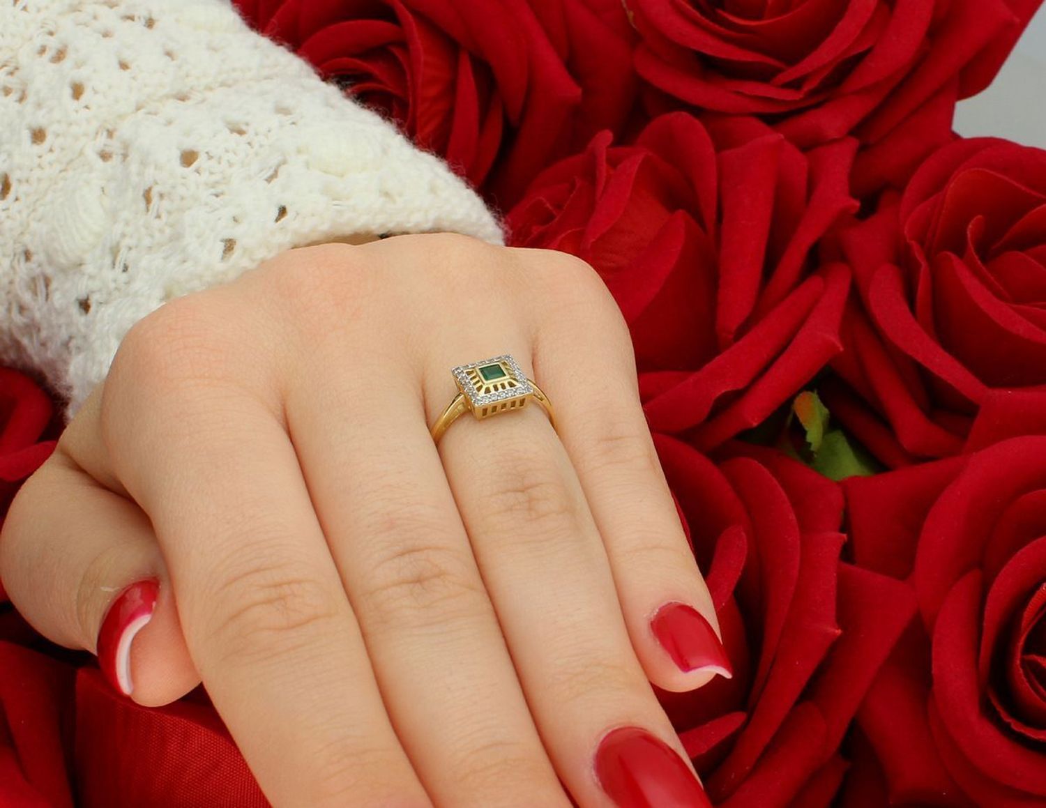 Złoty pierścionek damski próby 585 z kwadratowym wzorem i zieloną cyrkonią. Waga 1,83 g, rozmiar 13, szerokość szyny 2 mm, element ozdobny 8 mm. Piękna biżuteria na każdą okazję.1.jpg