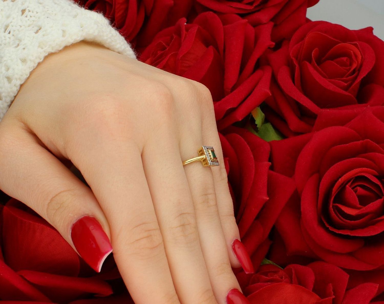 Złoty pierścionek damski próby 585 z kwadratowym wzorem i zieloną cyrkonią. Waga 1,83 g, rozmiar 13, szerokość szyny 2 mm, element ozdobny 8 mm. Piękna biżuteria na każdą okazję.1.jpg