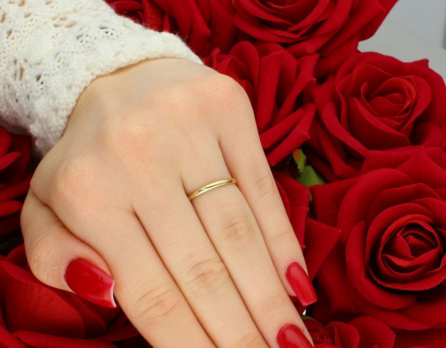 Złoty pierścionek damski próby 585 z kwadratowym wzorem i zieloną cyrkonią. Waga 1,83 g, rozmiar 13, szerokość szyny 2 mm, element ozdobny 8 mm. Piękna biżuteria na każdą okazję.1.jpg