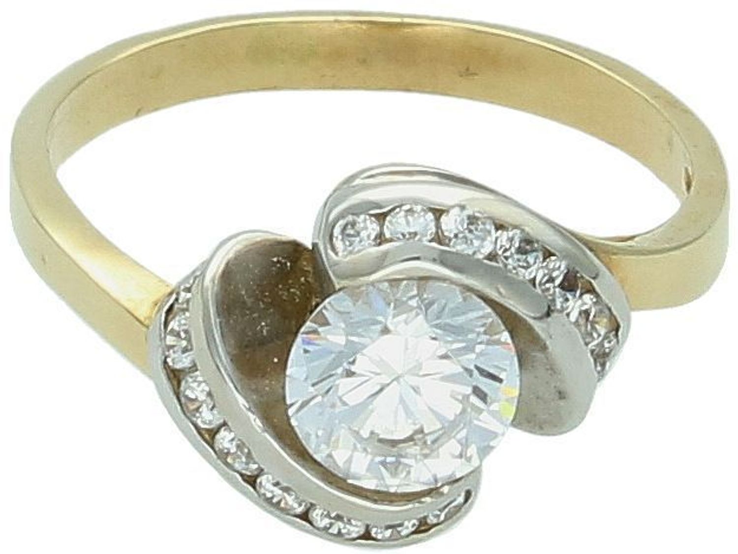 Złoty pierścionek damski próby 585 z dużą cyrkonią ozdobioną małymi cyrkoniami po bokach. Waga 3,62 g, rozmiar 13, element ozdobny 1,2 cm x 1,0 cm, szerokość szyny 2 mm. Idealny na wyjątkowe 1.jpg