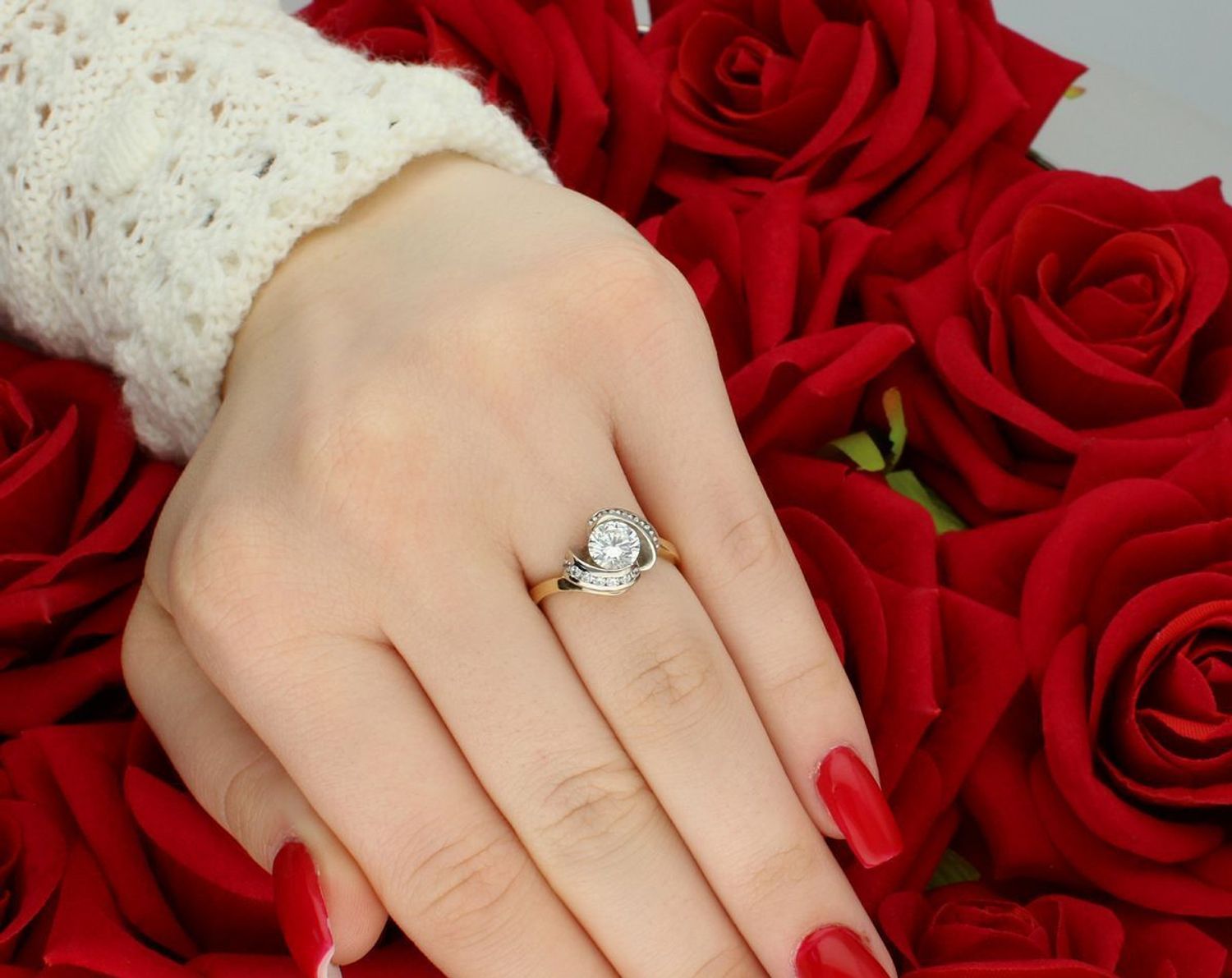 Złoty pierścionek damski próby 585 z dużą cyrkonią ozdobioną małymi cyrkoniami po bokach. Waga 3,62 g, rozmiar 13, element ozdobny 1,2 cm x 1,0 cm, szerokość szyny 2 mm. Idealny na wyjątkowe 1.jpg