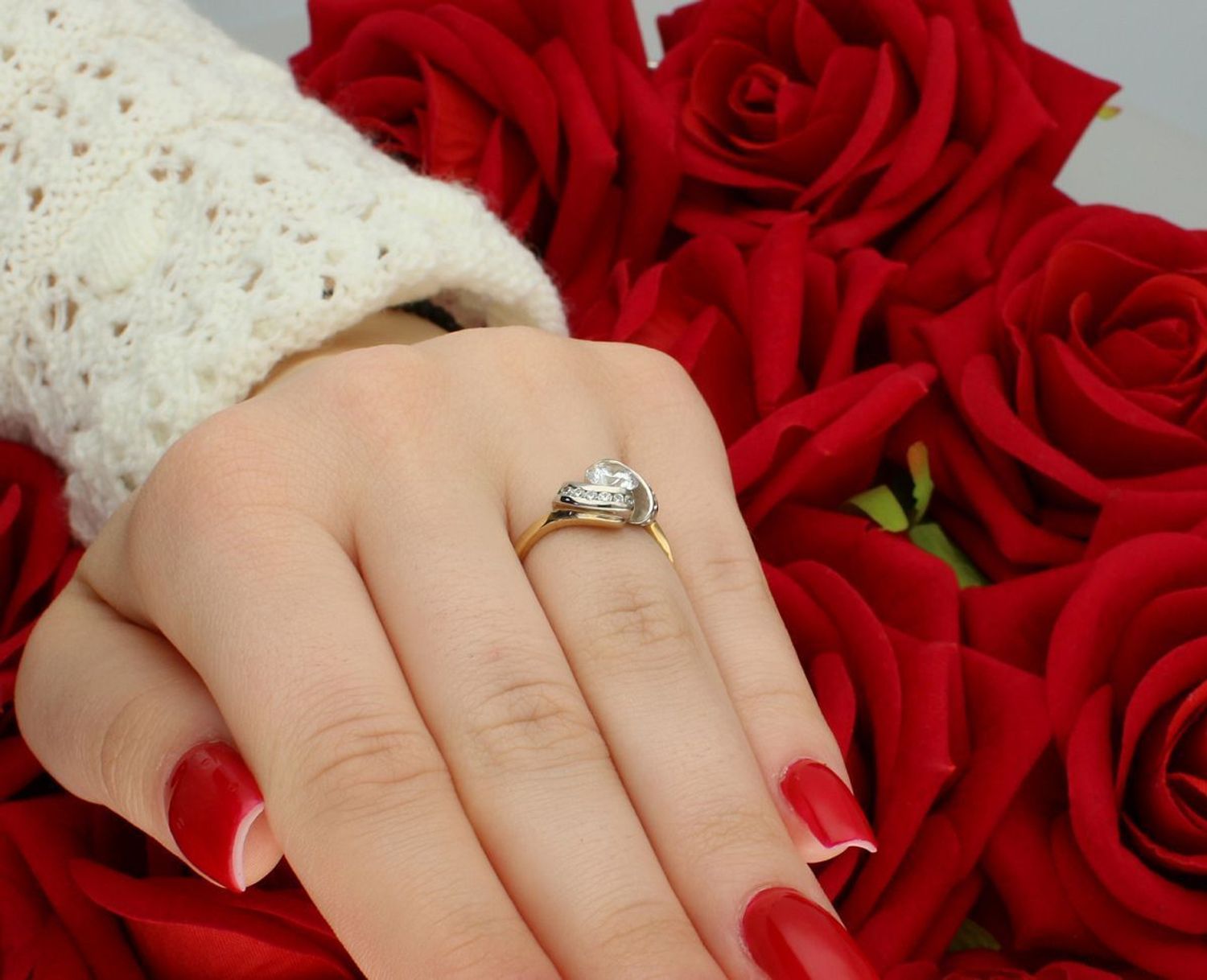 Złoty pierścionek damski próby 585 z dużą cyrkonią ozdobioną małymi cyrkoniami po bokach. Waga 3,62 g, rozmiar 13, element ozdobny 1,2 cm x 1,0 cm, szerokość szyny 2 mm. Idealny na wyjątkowe 1.jpg