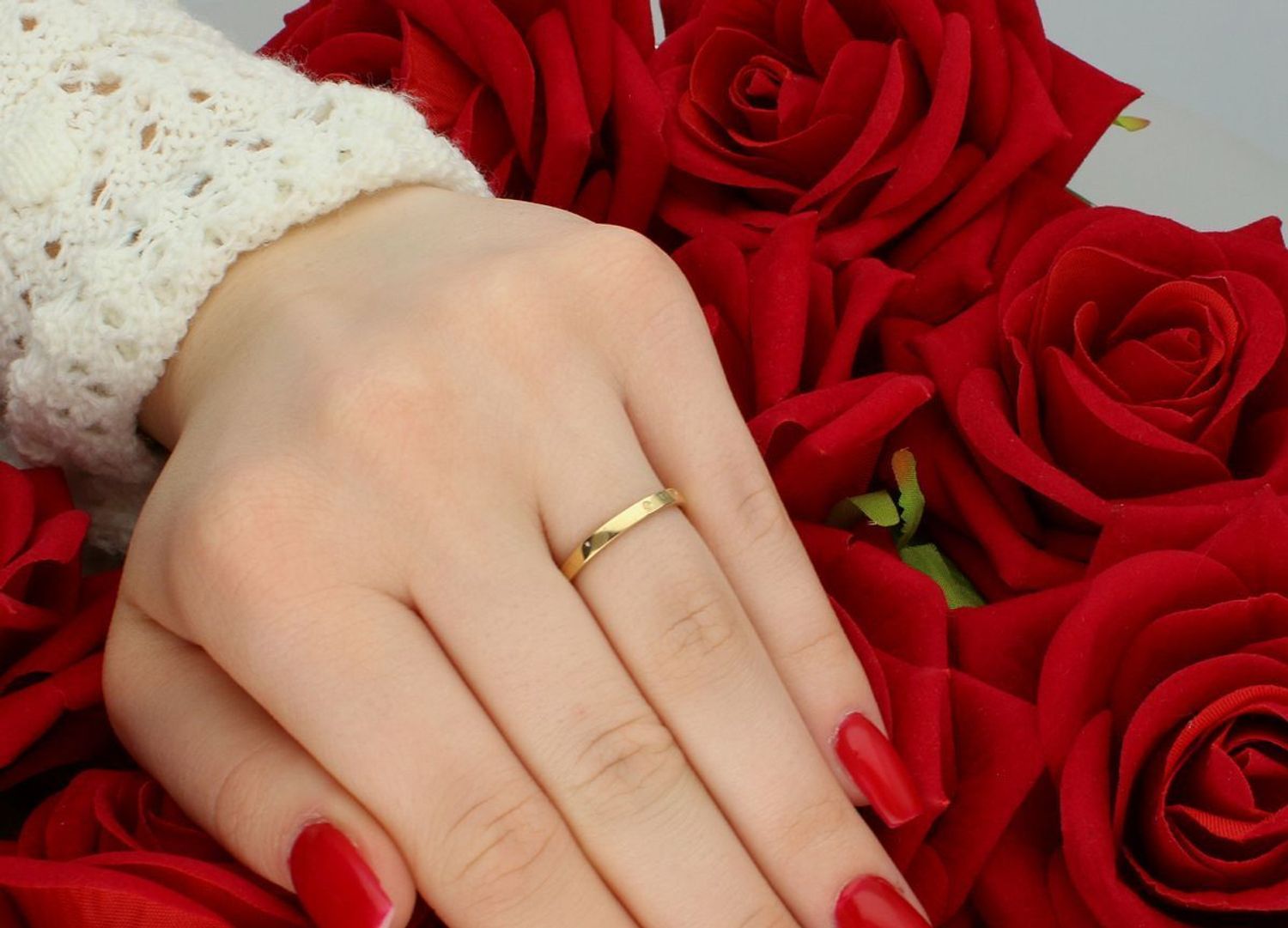 Złoty pierścionek damski próby 585 z dużą cyrkonią ozdobioną małymi cyrkoniami po bokach. Waga 3,62 g, rozmiar 13, element ozdobny 1,2 cm x 1,0 cm, szerokość szyny 2 mm. Idealny na wyjątkowe 1.jpg