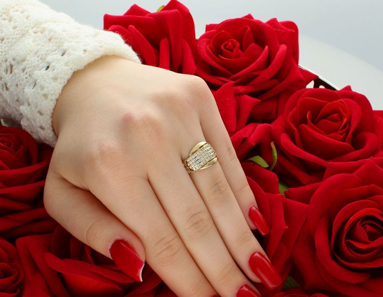 Złoty pierścionek damski próby 585, zdobiony lśniącymi cyrkoniami. Rozmiar 13, waga 3,15 g. Klasyczny styl i ponadczasowa elegancja – idealny na prezent lub zaręczyny.1.jpg