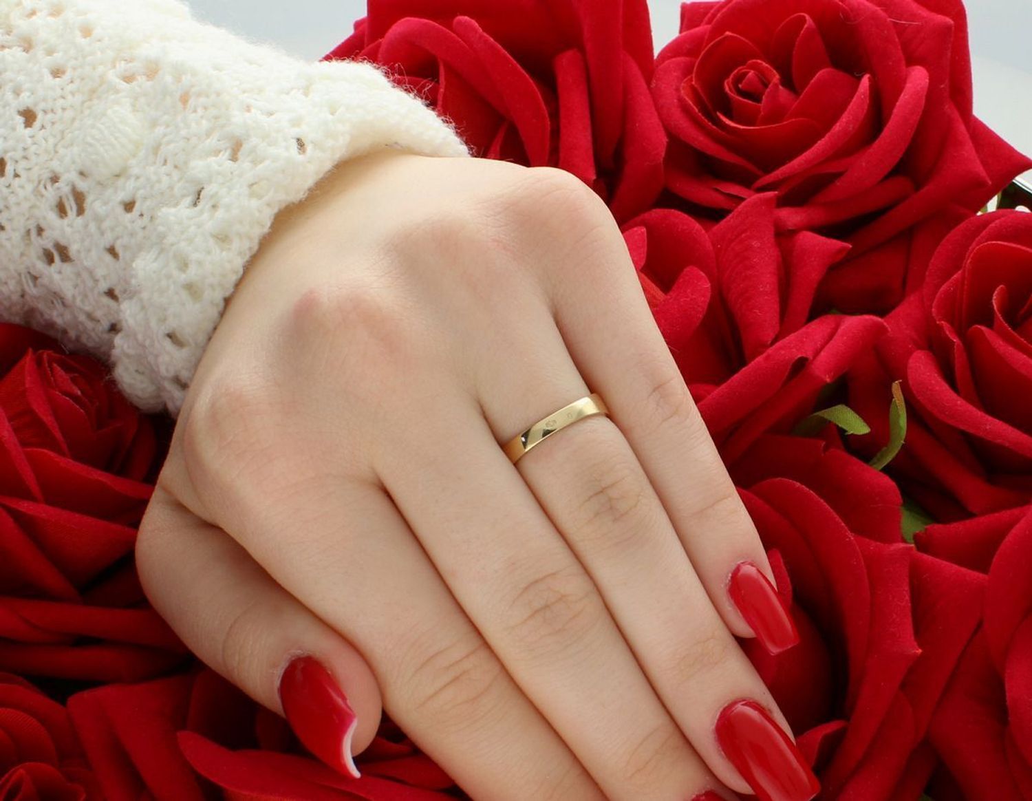 Złoty pierścionek damski próby 585, zdobiony lśniącymi cyrkoniami. Rozmiar 13, waga 3,15 g. Klasyczny styl i ponadczasowa elegancja – idealny na prezent lub zaręczyny.1.jpg