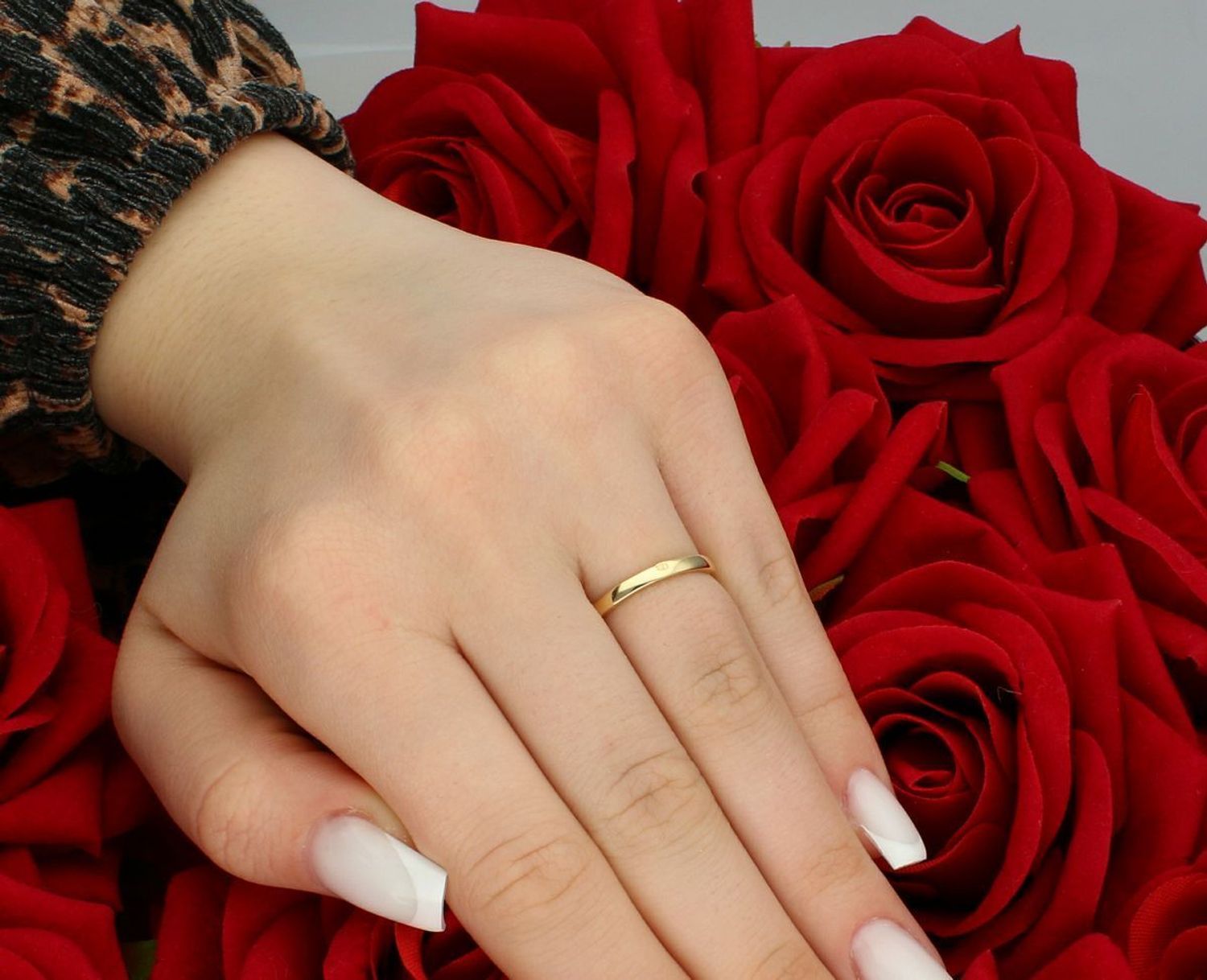 Złoty pierścionek gładki element z dodatkiem cyrkonii próba 585 rozmiar 13, DIA-PRS-7874-585. Elegancki pierścionek wykonany z żółtego złota o próbie 585, 1.jpg