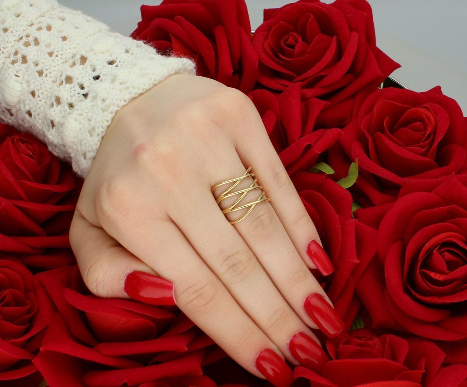 Szeroki pierścionek damski ze złota 585, rozmiar 13. Model DIA-PRS-7875-585, waga 3,56 g, szerokość górna 1,6 cm. Stylowy i efektowny dodatek dla kobiet z klasą.1.jpg