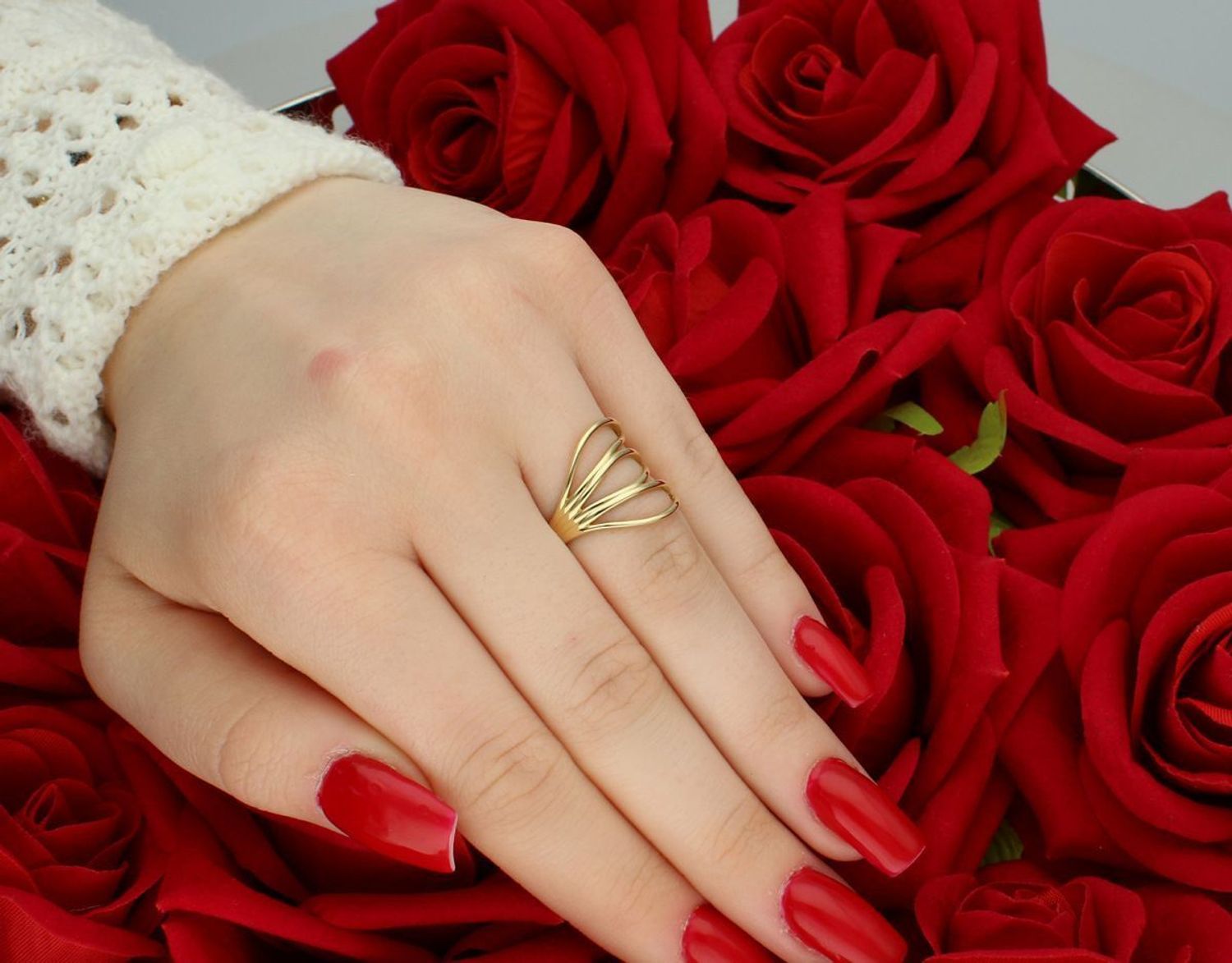 Szeroki pierścionek damski ze złota 585, rozmiar 13. Model DIA-PRS-7875-585, waga 3,56 g, szerokość górna 1,6 cm. Stylowy i efektowny dodatek dla kobiet z klasą.1.jpg