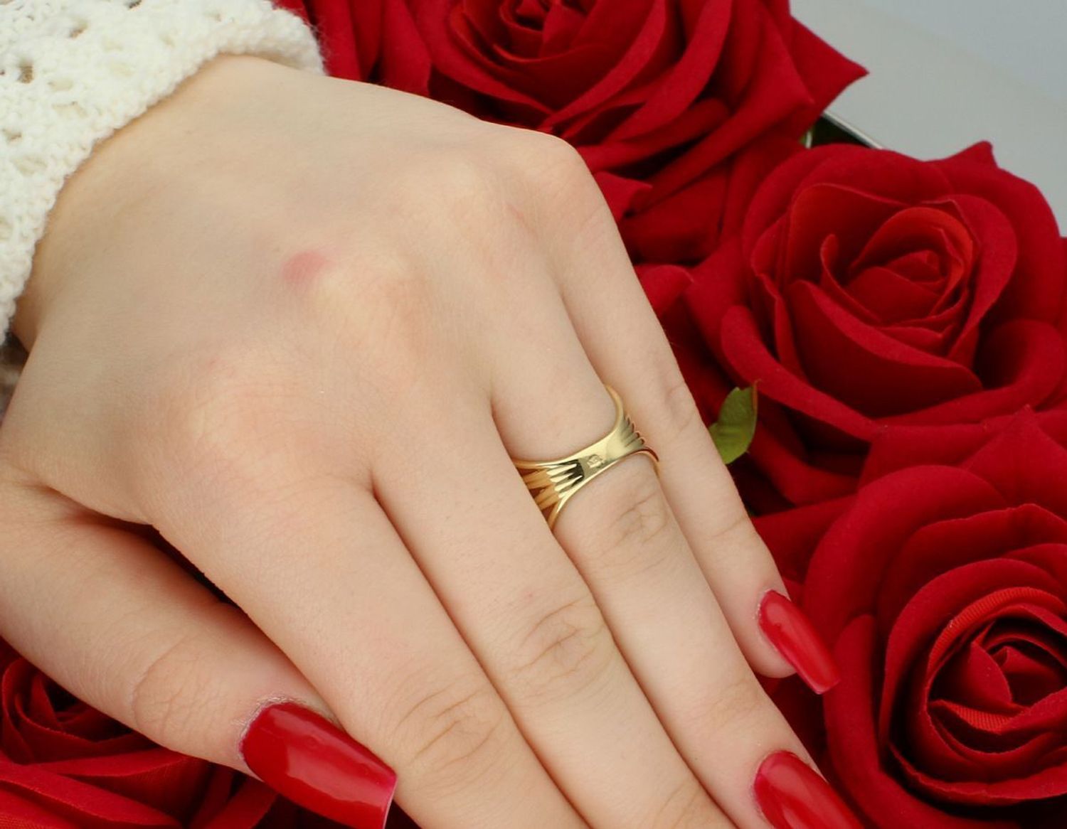 Szeroki pierścionek damski ze złota 585, rozmiar 13. Model DIA-PRS-7875-585, waga 3,56 g, szerokość górna 1,6 cm. Stylowy i efektowny dodatek dla kobiet z klasą.1.jpg