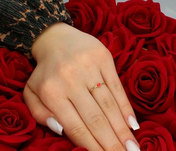 Złoty pierścionek napis LOVE i czerwone serduszko próba 585 rozmiar 13, DIA-PRS-7876-585. Romantyczny pierścionek wykonany z żółtego złota o próbie 585, ozdobiony uroczym 3.jpg