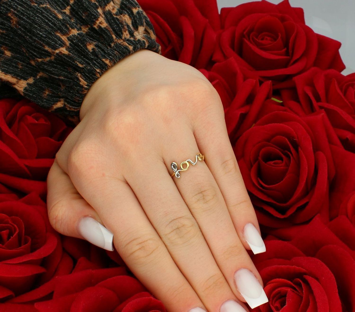 Złoty pierścionek napis LOVE i czerwone serduszko próba 585 rozmiar 13, DIA-PRS-7876-585. Romantyczny pierścionek wykonany z żółtego złota o próbie 585, ozdobiony uroczym 1.jpg