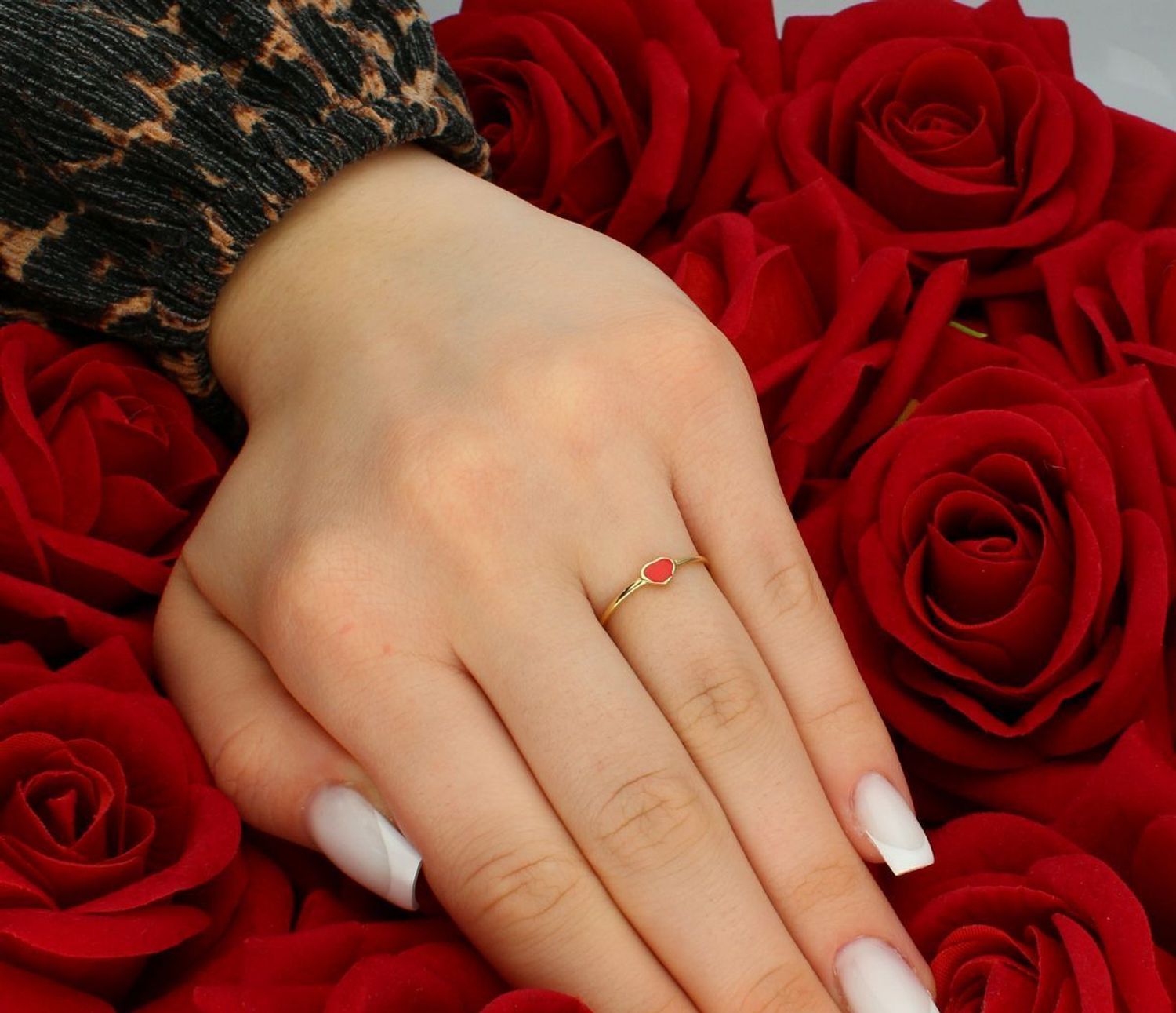 Złoty pierścionek napis LOVE i czerwone serduszko próba 585 rozmiar 13, DIA-PRS-7876-585. Romantyczny pierścionek wykonany z żółtego złota o próbie 585, ozdobiony uroczym 1.jpg