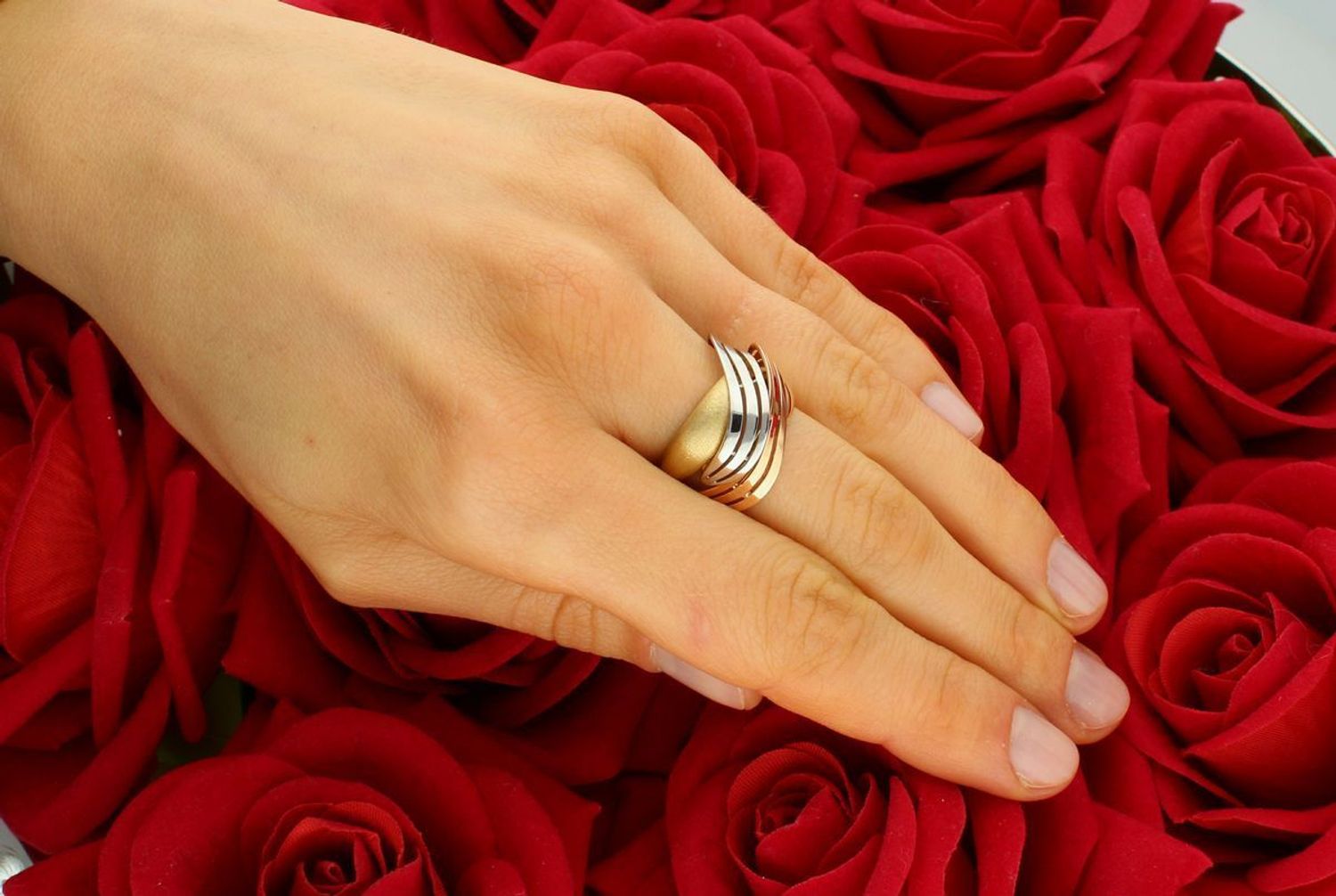 Złoty pierścionek szeroki trzy kolory złota próba 585 rozmiar 13, DIA-PRS-7880-585. Złoty szeroki pierścionek w trzech kolorach złota to naprawdę elegancka i nowoczesna opcja biżuterii. 1.jpg