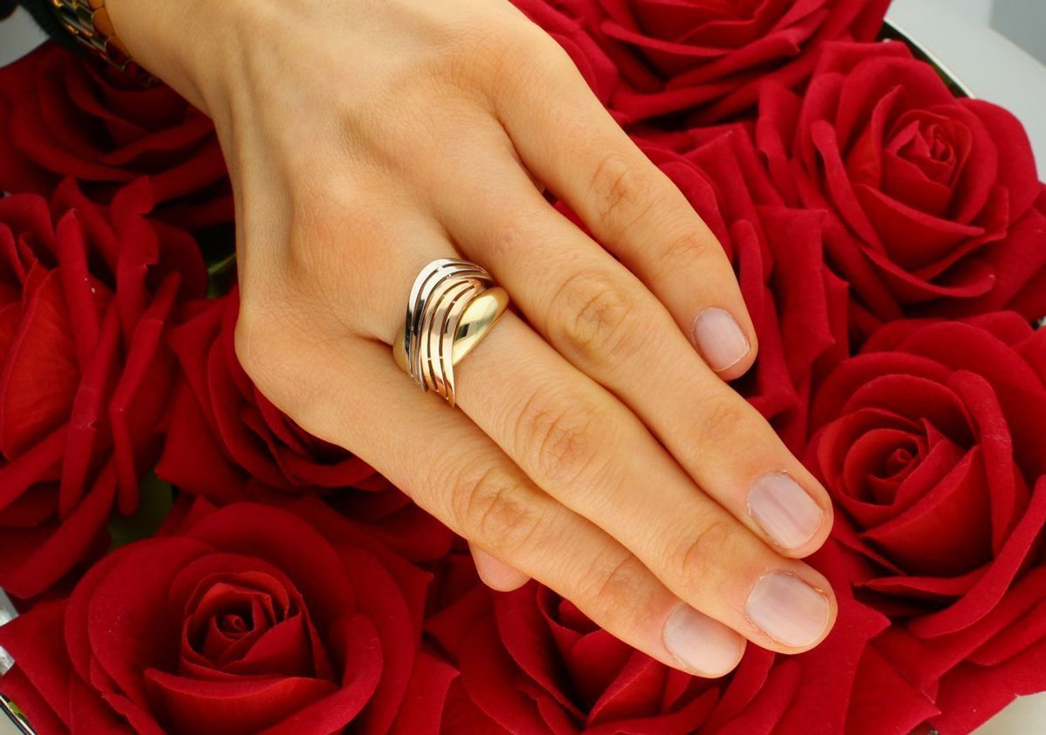 Złoty pierścionek szeroki trzy kolory złota próba 585 rozmiar 13, DIA-PRS-7880-585. Złoty szeroki pierścionek w trzech kolorach złota to naprawdę elegancka i nowoczesna opcja biżuterii. 1.jpg