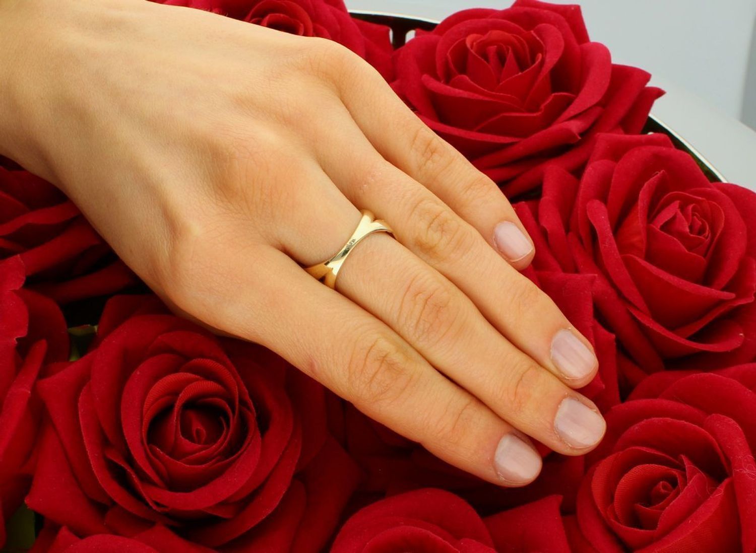 Złoty pierścionek szeroki trzy kolory złota próba 585 rozmiar 13, DIA-PRS-7880-585. Złoty szeroki pierścionek w trzech kolorach złota to naprawdę elegancka i nowoczesna opcja biżuterii. 1.jpg