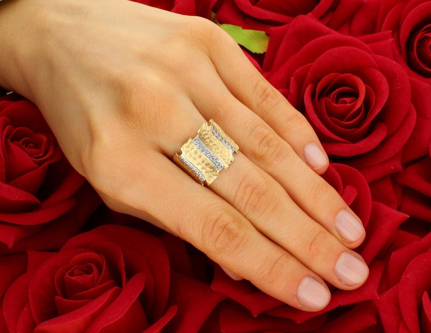 Złoty pierścionek falisty z cyrkonią i fakturowaną powierzchnią próba 585, DIA-PRS-7881-585. Złoty pierścionek falisty z cyrkonią i fakturowaną powierzchnią to biżuteria1.jpg