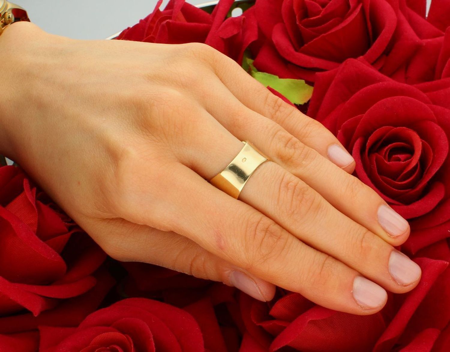 Złoty pierścionek falisty z cyrkonią i fakturowaną powierzchnią próba 585, DIA-PRS-7881-585. Złoty pierścionek falisty z cyrkonią i fakturowaną powierzchnią to biżuteria1.jpg