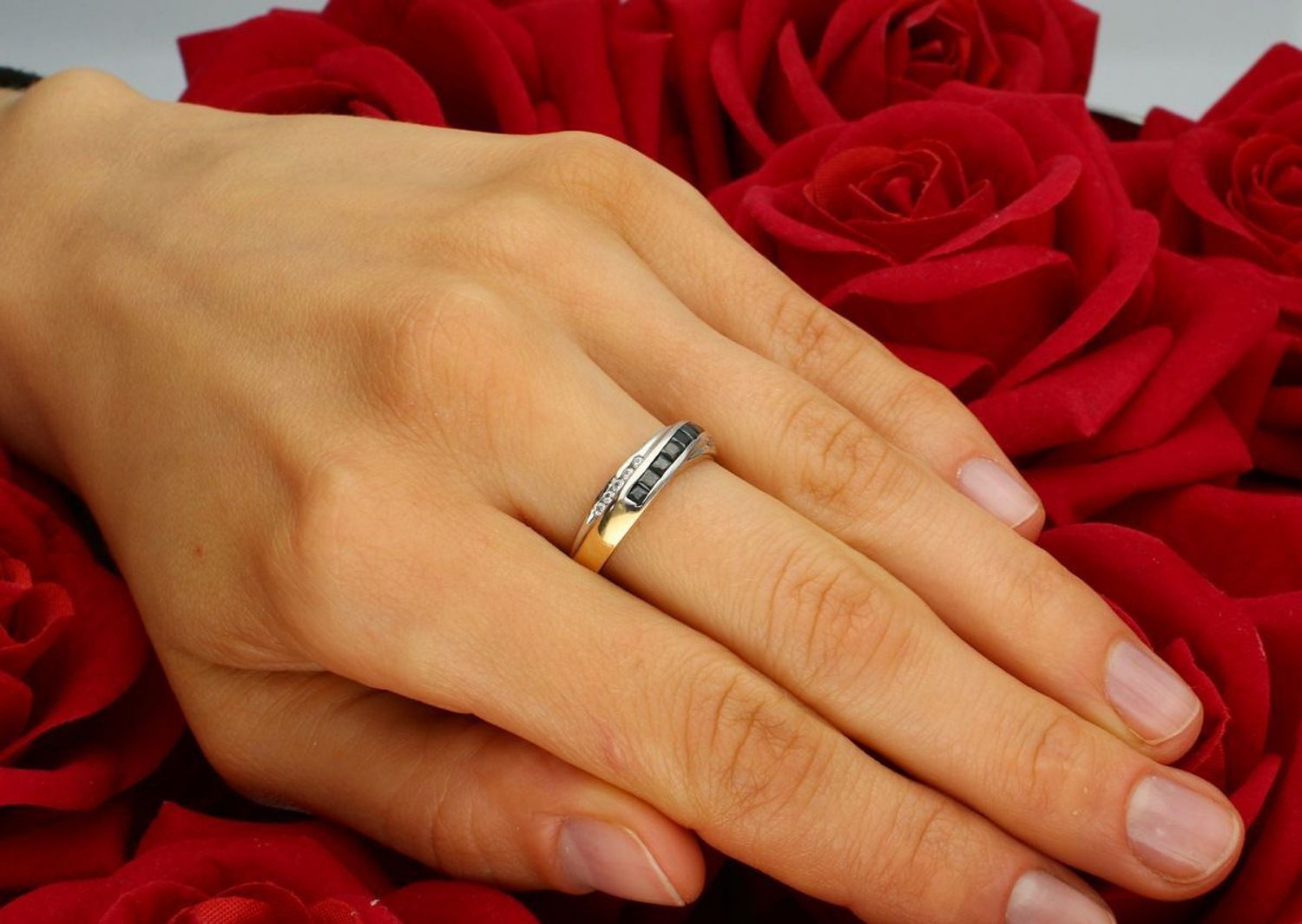 Złoty pierścionek damski próby 585 zdobiony czarną i białą cyrkonią. Waga 3,09 g, szerokość górnej części 5 mm, dolna szyna 2 mm. Model DIA-PRS-7883-585 – elegancja z kontrastowym akcentem.1.jpg