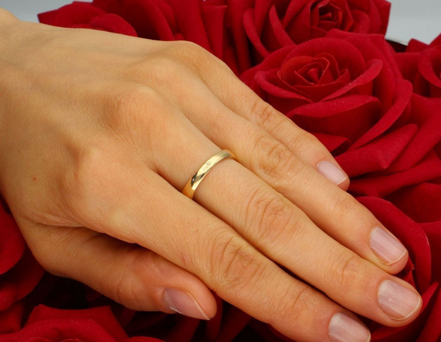 Złoty pierścionek damski próby 585 zdobiony czarną i białą cyrkonią. Waga 3,09 g, szerokość górnej części 5 mm, dolna szyna 2 mm. Model DIA-PRS-7883-585 – elegancja z kontrastowym akcentem.1.jpg