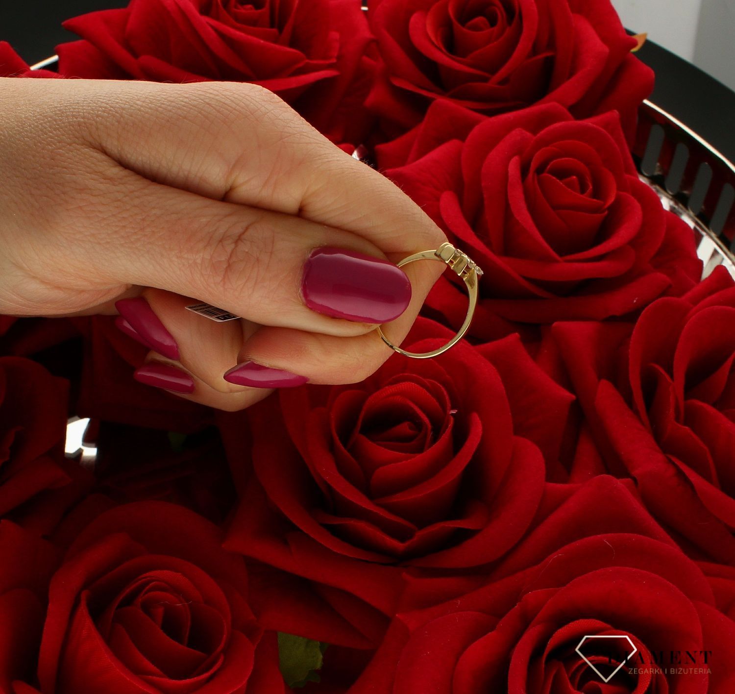 Złoty pierścionek 585 o efektownym wzorze z cyrkoniami DIA-PRS-7884-585. Złoty pierścionek ozdobiony wystającą efektowną cyrkonią. Piękny pierścionek wykonany z wysokiej jakości złota próby 585. Idealny pierścionek na prezen (4).jpg