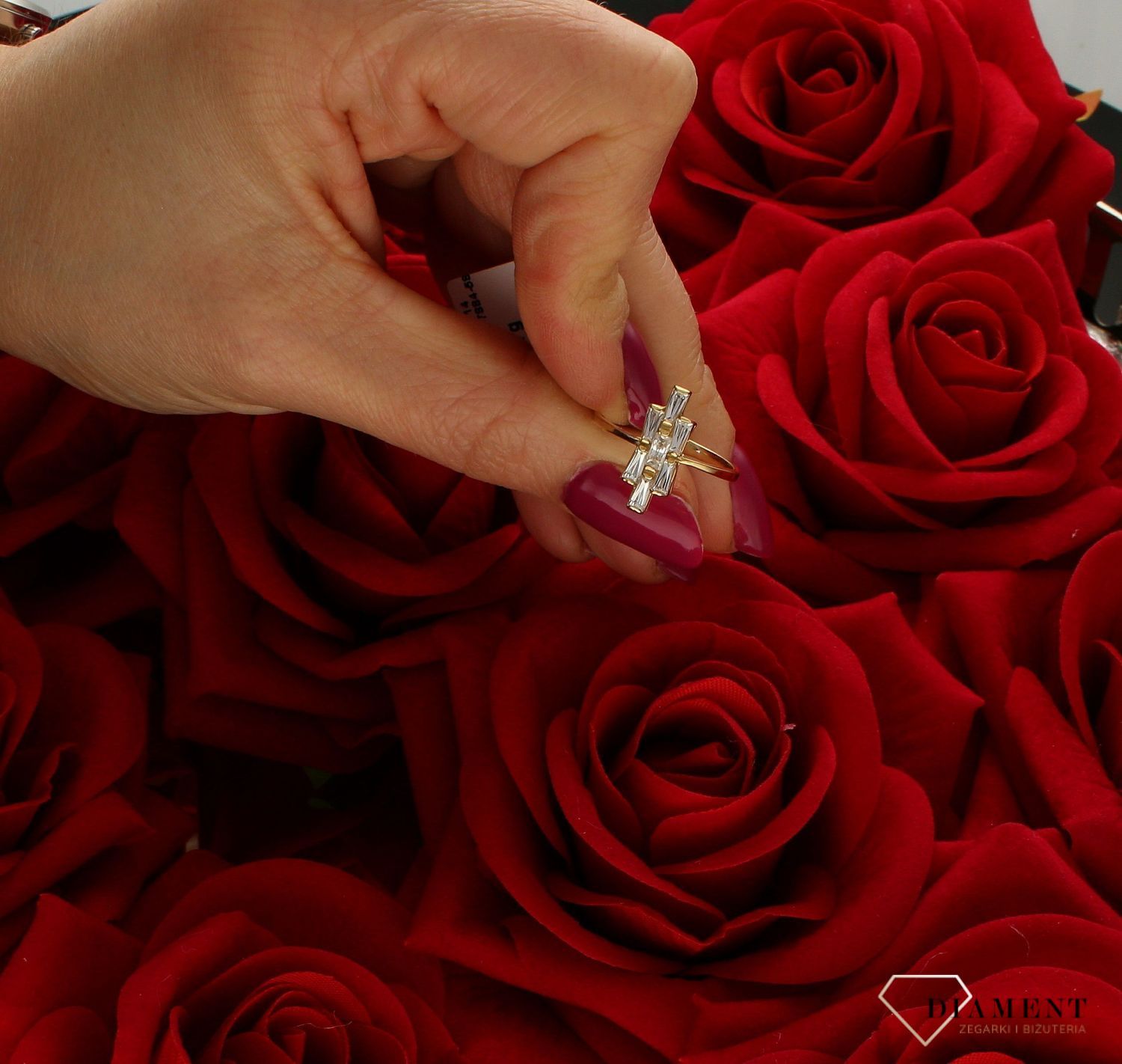 Złoty pierścionek 585 o efektownym wzorze z cyrkoniami DIA-PRS-7884-585. Złoty pierścionek ozdobiony wystającą efektowną cyrkonią. Piękny pierścionek wykonany z wysokiej jakości złota próby 585. Idealny pierścionek na prezen (4).jpg