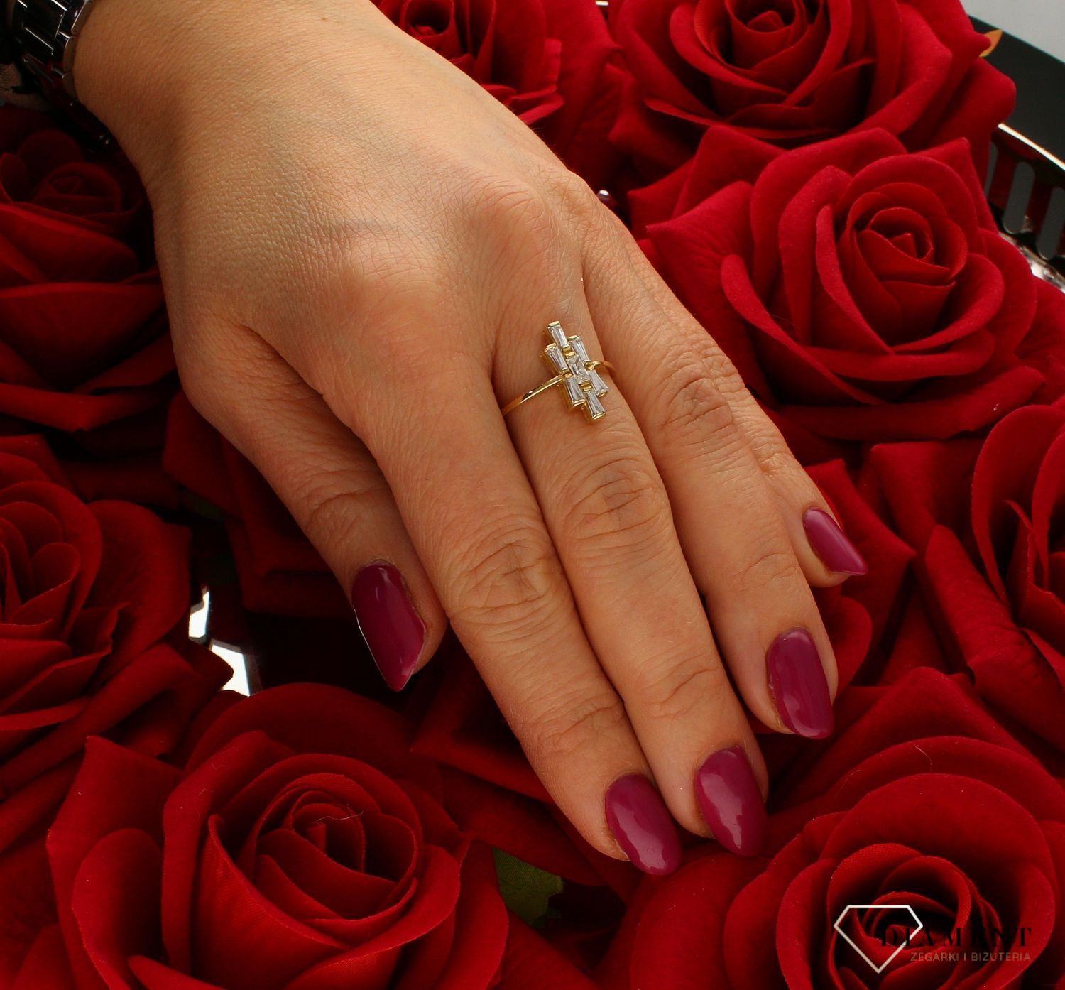 Złoty pierścionek 585 o efektownym wzorze z cyrkoniami DIA-PRS-7884-585. Złoty pierścionek ozdobiony wystającą efektowną cyrkonią. Piękny pierścionek wykonany z wysokiej jakości złota próby 585. Idealny pierścionek na prezen (4).jpg